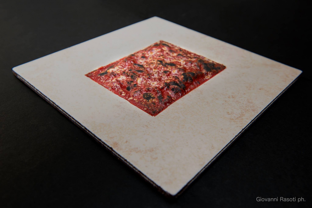 Galleria fotografica






Massimiliano Poggi, Al Cambio, Bologna

Uovo asparagi e parmigiano. Rappresenta la tradizione, non solo bolognese ma italiana. Chiaro che noi, con l'apparato di Altedo, abbiamo una fortuna che non tutte le regioni hanno: l'abbiamo in casa e di qualità assoluta! Riprendo la tradizione e trasformo le consistenze: a essere fritto non è più l'uovo ma la punta degli asparagi; il parmigiano non è più grattato ma viene reso cremoso con aggiunta di brodo di asparagi; aggiungo solo una parte di succo di asparagi crudi perché dà una notevole componente minerale amarognola. Un anticipo di primavera









Alessandro Panichi, Sotto l'Arco, Bologna

Canocchia, radicchio, bottarga e lampone. Dolce, amaro, acido e iodato (foto Bob Noto)









Isa Mazzocchi, La Palta, Borgonovo Valtidone (Piacenza)

Batarò con senape selvatica, pescegatto e pancetta. Una specie di pane schiacciato, con percentuale di polenta, ripieno di salumi piacentini (si serve soprattutto in val tidone). Piacenza in un batarò









Alberto Faccani, Magnolia, Cesenatico (Forlì-Cesena)

Triglia, amaretto, zafferano e limone. La dolcezza e la grassezza della triglia, la nota alcolica del liquore di mandorla, la profondità dello zafferano e l'aspro del limone. Un omaggio all'Italia e al Mediterraneo









Omar Casali, Marè, Cesenatico (Forlì-Cesena)

Bora Nera. Spaghettoni, inchiostro, quinto quarto di seppia, alghe e bergamotto. Materia prima, tecnica e tanto cuore per riportare nel piatto l'affascinante e profondo profumo iodato di una burrascosa giornata sul molo di Cesenatico









Fabrizio Mantovani, Fm con gusto, Faenza (Ravenna)

Patata ratta, lenticchie e caviale. E' una sintesi della mia cucina: una semplice patata con lenticchie, arricchita da un piccolo cucchiaio di caviale. Una crème fraîche allo zafferano e zest di lime. Estetica, istinto e semplicità ragionata









Massimiliano Mascia, San Domenico, Imola (Bologna)

Scampo, goletta e piselli. Amo i colori e i sapori della primavera e mi piace giocare con la contaminazione carne/pesce









Luca Marchini, L'Erba del Re, Modena

Risotto con ostriche, succo di porri, rucola e rabarbaro. E' il frutto della volontà di far coesistere la forza olfattiva del mare, proveniente dalle ostriche adagiate sulla superfice, con la pseudo-dolcezza di un risotto cremoso, la cui cottura viene fatta con un succo di porri grigliati e brasati. Giocano un ruolo di equilibrio la freschezza e asprezza del rabarbaro e il lieve amaro della rucola selvatica









Massimo Bottura, Osteria Francescana, Modena

Sometimes maillard, sometimes partrige... even bollito in civèt sauce. Ovvero, "A volte germano reale, a volte pernice... persino il bollito in salsa civet"









Irina Steccanella e Beppe Palmieri, Panino, Modena

Tortellini SuperPanna. Comprare una grande materia prima per fare un grande tortellino, e restiuire valore e qualità a un piatto della cucina domestica degenerato col tempo









Gianluca Gorini, Le Giare, Montiano (Forlì-Cesena)

Cetriolo, liquore Varnelli e uova di pesce affumicate. Note vegetali che incontrano quelle marine e affumicate per un interpretazione a 360 gradi del cetriolo, dal germoglio al fiore









Riccardo Agostini, Il Piastrino, Pennabilli (Rimini)

Animella d’agnello, latte ed estratto d’alloro. L'idea è quella di proporre un'animella inconsueta, d'agnello, senza nascondere le sue caratteristiche gustative come da tradizione ma esaltandole con il concentrato di latte di pecora per rafforzarne il gust. Vista la componente grassa, ho utilizzato l'alloro per il suo gusto amaro e la sua rinfrescante balsamicità









Terry Giacomello, Inkiostro, Parma

La pasta a modo nostro. Tagliolini tiepidi al bianco d'uovo con crema di parmigiano 36 mesi, rosso d'uovo sbattuto, caviale di tartufo e foglie di timo. E' un albume d'uovo cotto a vapore, steso come la pasta tradizionale, tagliato a mano a tagliolino, contornato da una crema di parmigiano, macchiata con un rosso d'uovo sbattuto e guarnito con foglie di timo e caviale di tartufo









Marco Parizzi, Parizzi, Parma

Consommé di buccia di patate, cipolla bruciata e ostriche con anolini di salmone. Il contrasto tra ingredienti di scarto e ingredienti pregiati, l'apparenza rassicurante di un piatto tipico con gusti completamente stravolti









Carla Aradelli, Riva, Ponte Dell'Olio (Piacenza)

Polpo, radicchio tardivo, crochetta di patate e majonese di rape rosse. Un piatto di semplicità ricercata: polpo e patate (la tradizione) e prodotti di stagione (radicchio tardivo e rapa rossa) creano un gioco di colori, radici e consistenze









Rino Duca, Il Grano di Pepe, Ravarino (Bologna)

Riso alla mandorla, gambero rosso e capperi. In Sicilia storicamente si cucinavano risi e non risotti. Nel mio piatto s'incontrano l'eleganza della mandorla, la sapidità del cappero e la profondità del gambero crudo









Matteo Salbaroli, Osteria L'Acciuga, Ravenna

Polpo arrostito, crema di topinambur e nocciole tostate. L'ho proposto al cenone e ha avuto così successo che lo riproponiamo anche l'inverno. Non solo polipo e patate









Gianni e Fulvia D'Amato, Caffè Arti e Mestieri, Reggiolo (Reggio Emilia)

Il viola della lingua. Lingua salmistrata cotta, spuma di patata viola, cavolo viola in agrodolce, polvere di lamponi disidratati









Gianpaolo Raschi, Guido, Rimini

Pancotto di pesce. Sono le mie origini marinaro-contadine, una lunga tradizione che si fonda sul concetto di recupero. Un tempo della memoria al quale sono profondamente legato e che ripercorro di continuo a bordo della mia Delorean (foto Giorgio Salvatori)









Franco Cimini, Antica Osteria del Mirasole, San Giovanni in Persiceto (Bologna)

Tagliatelle all'antico ragù di cortile. Un'antica ricetta delle campagne bolognesi che prevede l'utilizzo delle parti meno nobili degli animali da cortile (rigaglie), tra le quali creste, durelli, fegatini e ovine embrionali. Si contraddistingue per le diverse consistenze del ragù









Aurora Mazzucchelli, Marconi, Sasso Marconi (Bologna)

Il germano incontra un'acciuga. Il racconto del viaggio della migrazione germano. Lo scontro del mare con la terra e l'incontro del sapido col selvatico









Piergiorgio Parini, Povero Diavolo, Torriana (Parma)

Brasato di narce (anagramma di "carne", anche detto "l'animale che non c'è"). Il piatto rievoca alla vista e al palato l'opulenza e corposità di un brasato pur essendo composto di soli elementi vegetali: la base è un kiwi, glassato con ristretto di verdure, salse fermentate e vino rosso, spolverato con erbe balsamiche (foto Passione Gourmet)









Alberto Degl'Innocenti, Tirabusciò, Bibbiena (Arezzo)

Gnocchetti di pane verna allo scalogno, salsa di ribollita, cubetti di pane croccante al cavolo nero e cialda di Parmigiano. Un classico toscano a modo mio









Fabrizio Girasoli, Butterfly, Capannori (Lucca)

Evoluzione del gambero rosso. Da marinato a fritto, passando per padella e vapore con coincidenze di frutta e verdure, nella nebbia del  mattino. Mi piace mettere in gioco tutti i sensi del commensale, dalle consistenze cotture e sapori diversi per il palato, all'aroma diffuso per l'olfatto. La parte fritta che può essere mangiata con le mani e lo scorrere della tisana versata al momento  che coinvolge vista e udito









Andrea Mattei, Meo Modo a Borgo San Pietro, Chiusdino (Siena)

Fegatini di pollo affumicati, anguilla e ortica. La tradizione dell'entroterra toscano incontra il mare









Gaetano Trovato, Arnolfo, Colle Val D'Elsa (Siena)
Piccione: petto, coscia farcita con il suo fegato, castagne e spezie. Il piatto del cuore che evolve continuamente, dall’inizio negli anni Ottanta, quando si preparava lardellato ripieno di funghi e servito con le cipolle caramellate, fino ad oggi, in veste rinnovata con abbinamenti di stagione in stagione per esaltare il gusto









Peter Brunel, Borgo San Jacopo, Firenze

Il mio orto toscano (che passa in vaso l'inverno). La mia interpretazione gioca su: 1. vaso fiori e germogli eduli; 2. cramble di tartufo e pre.ona di tartufo ghiacciato; 3. terra di olive e cioccolato con spugna di nocciole, asparagi liofilizzati; 4. spuma di yogurt e rafano con ortaggi semi disidratati. Nel piatto: patata pietrificata con maionesi al carbone e levistico. E' il mio ricordo che va agli ortaggi, che verso la fine dell'autunno nell'orto perdono idratazione, da lì l'idea di inserirli in vaso per conservarli... in fase calante









Annie Féolde, Riccardo Monco, Alessandro Della Tommasina. Enoteca Pinchiorri, Firenze

Pici di pane con vongole veraci, crema di burrata e erba cipollina. L’aspetto interessante di questa ricetta è l’impasto dei pici: utlizziamo una pasta di pane integrale con lievitazione naturale e con la madre (la pasta ha dunque un'acidità leggera e molto saporita). Porta la pasta a una nuova dimensione sensoriale al palato. Il tutto contenuto all’interno della pasta e non fuori sotto forma di salsa









Enrico Panero, Da Vinci a Eataly, Firenze

Risotto al latte e acciughe, animelle al marsala e polveri di cipolla e limone. E' un primo piatto che riprende le mie origini piemontesi: fa parte anche del menu degustazione "Un piemontese in Toscana" a ricordare la tradizione di cuocere il riso nel latte come base per dolci o come pasto povero serale: Il riso si presenta con la dolcezza del latte che si concentra durante la cottura compensata dalla sapidità delle acciughe. A completare animelle sfumate al Marsala secco, l'acidità della polvere di limone e la polvere di cipolla a riprendere il classico fondo usato per risotti ma che mantiene tutta la sua freschezza. Un piatto ricco, che unisce consuetudini piemontesi per il riso e toscane per l'utilizzo di frattaglie






