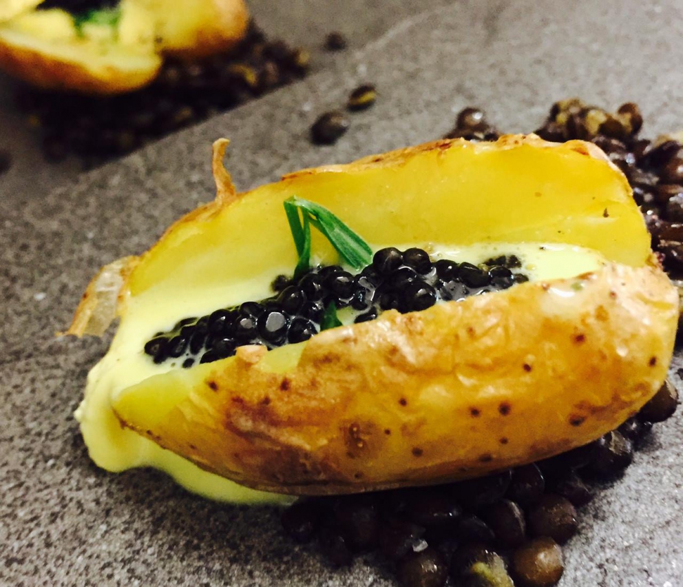 Galleria fotografica






Massimiliano Poggi, Al Cambio, Bologna

Uovo asparagi e parmigiano. Rappresenta la tradizione, non solo bolognese ma italiana. Chiaro che noi, con l'apparato di Altedo, abbiamo una fortuna che non tutte le regioni hanno: l'abbiamo in casa e di qualità assoluta! Riprendo la tradizione e trasformo le consistenze: a essere fritto non è più l'uovo ma la punta degli asparagi; il parmigiano non è più grattato ma viene reso cremoso con aggiunta di brodo di asparagi; aggiungo solo una parte di succo di asparagi crudi perché dà una notevole componente minerale amarognola. Un anticipo di primavera









Alessandro Panichi, Sotto l'Arco, Bologna

Canocchia, radicchio, bottarga e lampone. Dolce, amaro, acido e iodato (foto Bob Noto)









Isa Mazzocchi, La Palta, Borgonovo Valtidone (Piacenza)

Batarò con senape selvatica, pescegatto e pancetta. Una specie di pane schiacciato, con percentuale di polenta, ripieno di salumi piacentini (si serve soprattutto in val tidone). Piacenza in un batarò









Alberto Faccani, Magnolia, Cesenatico (Forlì-Cesena)

Triglia, amaretto, zafferano e limone. La dolcezza e la grassezza della triglia, la nota alcolica del liquore di mandorla, la profondità dello zafferano e l'aspro del limone. Un omaggio all'Italia e al Mediterraneo









Omar Casali, Marè, Cesenatico (Forlì-Cesena)

Bora Nera. Spaghettoni, inchiostro, quinto quarto di seppia, alghe e bergamotto. Materia prima, tecnica e tanto cuore per riportare nel piatto l'affascinante e profondo profumo iodato di una burrascosa giornata sul molo di Cesenatico






