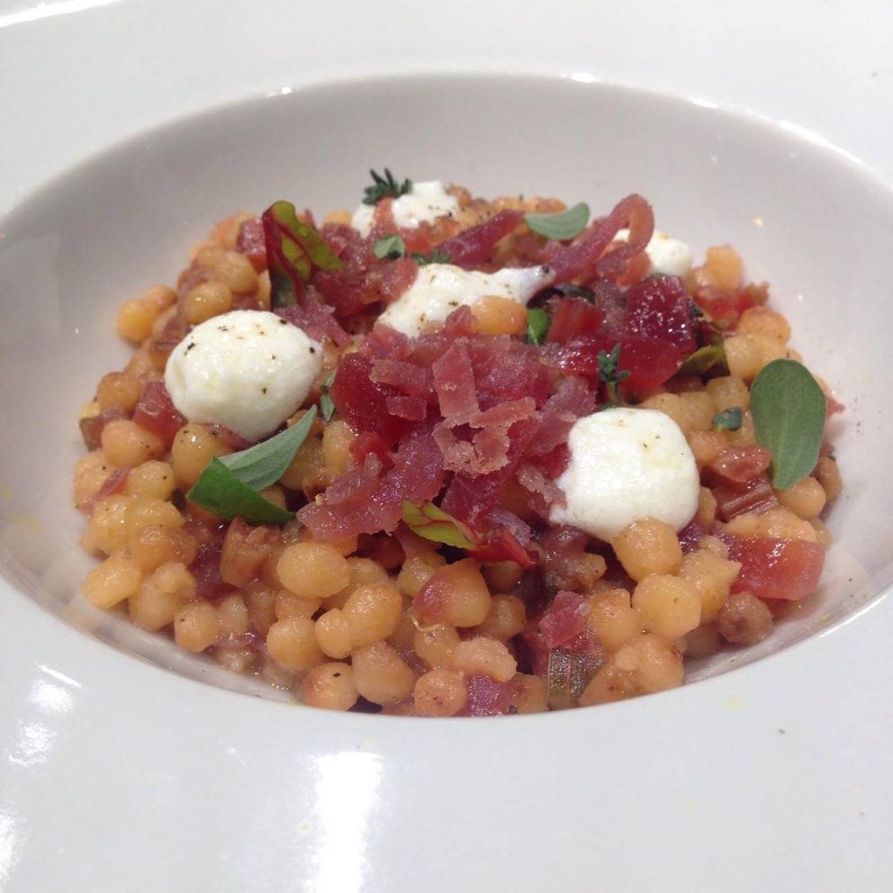 Galleria fotografica






Giuseppe Causarano, Locanda Gulfi, Chiaramonte Gulfi (Ragusa)

Palamita affumicata con foglie di vite, melagrana e azzeruole - Il piatto nasce dalle escursione sul letto del fiume Irminio, territorio sconosciuto e incontaminato che si addentra tra i Monti Iblei e sfocia a Donnalucata, dove poter raccogliere frutti, fiori e erbe selvatiche. Racconta la biodiversità di una terra fantastica come la Sicilia, lavorando uno dei pesci cosiddetti "poveri" come la palamita utilizzando dei prodotti dimenticati come le azzeruole. Il supporto del piatto disegnato da me e realizzato da un artigiano di Modica Giovanni Cerruto ricorda i ciottoli del fiume Irminio









Pino Cuttaia, La Madia, Licata (Agrigento)

Memoria visiva - E' il mio ricordo in una fetta di tonno rosso di Sicilia. Quando ero piccolo mio nonno, che era un ottimo cuoco, marinava con un po' di limone la paillard di vitello, prima di cuocerla. Faccio lo stesso col tonno, ma non lo cuocio anche se l'aspetto è simile, l'impressione della cottura è data proprio dalla marinatura. Se capita lascio che si trovi nel piatto anche il seme del limone: le mamme non si curavano mai se qualche seme cadeva nel piatto. Così presento la ricetta con una volontà evocativa di una quotidianità familiare, che è vita









Peppe Bonsignore, L’Oste e il Sacrestano, Licata (Agrigento)

Evoluzione di un'insalata di mare - Polpo cotto nel tè verde, seppia intagliata, gambero rosso di Licata il tutto servito su una crema di carote e un caramello di soia ottenuto dalla cottura dei cefalopodi. Ricordo che da bambino odiavo il polpo, fin quando mia mamma non decise di farlo con i sottaceti, dove primeggiava la carota, così iniziai ad assaggiarlo. Da quella memoria sono partito; così ho iniziato a lavorare sull'inserimento della carota. Tutto ebbe inizio nel 2009 e ogni anno modifichiamo la ricetta. Studiamo le cotture, aggiungiamo sempre qualche pesce, l’affumicatura del polpo viene fatta con ramoscelli di rosmarino secchi. La buccia di mandorla dona quel profumo di forno a legna che rievoca le nonne. Insomma oggi, nel 2016, dopo 7 anni, non diciamo mai che è una preparazione perfetta, perché è in continua evoluzione









Emanuele Russo, Le Lumìe, Marsala (Trapani)

Filetto di ombrina cotto a bassa temperatura con olio nuovo e miele di timo - Un piatto che unisce il gusto delicato del pesce alla dolcezza del miele e al piccante olio di Nocellara del Belice (la tradizione del pesce con l'innovazione della cottura a bassa temperatura)









Accursio Craparo, Accursio, Modica (Ragusa)

China su te - E' un divertimento che ammalia la vista prima di sorprendere il gusto: rompendo un bottone di seppia che racchiude il suo nero, restiamo ad ammirare la china che fluttua nel brodo di alghe, zenzero e tè nero, come nell'antica arte giapponese del suminagashi









Peppe Barone con Ninni Radicini, Fattoria delle Torri, Modica (Ragusa)

Sovrapposizioni autunnali di fava e fagiolo - Sovrapporre vuol dire in chiave compositiva la necessità, l'aspirazione di ogni essere umano di elevarsi, spingersi verso il cielo, in alto. D'altra parte congiungere due legumi di capitale importanza dà il senso del lavoro del cuoco, che è quello della sintesi di pensiero. Abbinarli alle erbe spontanee era una necessità oggi quasi obbligatoria. Il cuoco unisce sempre e mai separa









Corrado Assenza, Caffè Sicilia, Noto (Siracusa)

Prima che il sole scaldi - Un ragout di seppie e fave di cacao in salsa di broccolo viola, crema di peperoni grigliati. E poi due fili di ottima pasta. Concepito e realizzato col modo di fare di un pasticcere che lavora sul cibo pescando dolcezze e sapidità, costruendo consistenze e incroci con l'utilizzo di quanto la natura ci offre









Salvatore Vicari, Vicari, Noto (Siracusa)

Quaglia, rapa rossa e mela cotogna - Come in un bozzetto campestre ispirato al territorio di Noto, portiamo nel piatto un intero, piccolo ecosistema, che si muove dalle radici al cielo









Massimo Giaquinta, Cortile Arabo, Pachino (Siracusa)

Ostrica Porca - Da un pensiero "piccante" nasce questo piatto, un’ostrica dal mare alla terra, che racchiude l’eleganza della Sicilia. Tre sensazioni differenti ma inscindibili: passione, profumo e dolcezza. La passione trasposta dall'abbraccio tra ostrica e lardo di maialino nero dei Nebrodi, il profumo esaltato da menta peperita, erba citrica e polvere di arancia siciliana, la dolcezza viene sottolineata dalla confettura di gelso nero. Da gustare in un sol boccone - foto Rossana Brancato









Francesco Scarpulla, Brunaccini, Palermo

Ciacuni di patate e farina di tumminia con sparacelli (broccoletti siciliani), cozze, vongole e aria di mare - I ciacuni, gnocchi di patate simili a piccole “ciache” (ciottoli), rivisitazione di un grande classico della tradizione siciliana; la pasta coi frutti di mare con l’introduzione di un elemento terra, lo sparacello, e il tocco finale dellʼaria di mare, che rendono il piatto creativo e innovativo pur mantenendo i sapori tradizionali









Carmelo Trentacosti, Cuvée du Jour del Villa Igiea, Palermo

Triglia farcita con brunoise di verdurine, guazzetto di gamberi bianchi di nassa, crema di lattuga nostrana, bottarga di caviale Calvisius e cracker mediterraneo – E’ una “triglia in guazzetto”, versione moderna della triglia in umido alla messinese che facciamo in Sicilia









Gioacchino Gaglio, Gagini, Palermo

Baccalà profumato al miele di castagne Meli, ceci neri, germogli piccanti e castagne arrosto - Un piatto che racchiude i sapori e gli aromi della Sicilia d'inverno









Alberto Rizzo, Osteria dei Vespri, Palermo

Filetto di cavallo al ginepro, peperoni, patate, cipolla rossa e alici affumicate - Piatto che sintetizza le ispirazioni della mia cucina a cavallo fra le origini emiliane (la “vecchia di cavallo” della tradizione parmigiana) e le suggestioni del patrimonio di materie prime della ragione in cui sono nato (la Sicilia). Toni morbidi e sapidi che dialogano tra di loro in un connubio che realizza l’incontro intrigante fra mare e terra









Ciccio Sultano, Duomo, Ragusa

Pasta, zucca gialla sicula e mandorla pizzuta con ostrica - Una sublimazione del gusto, che racconta un territorio nell'incontro tra terra e mare









Claudio Ruta, La Fenice del Villa Carlotta, Ragusa

Ravioli di carote, scaglie di bottarga di tonno e brodo di pesce affumicato - Due pensieri. L’armonia perfetta nasce dai contrasti ben riusciti; l’equilibrio dei sapori, la materia prima e il rispetto della tradizione. Racconta un percorso di gusto che parte dalla tradizione per poi esaltare in un raffinato mix di verdure e pesce, l'eccellenza delle materie prime. Delicato ed essenziale









Vincenzo Candiano, Locanda Don Serafino, Ragusa

Filetto di mupa in un mare di verdure invernali - La Food Valley ragusana è così chiamata perché ha la fortuna di godere delle bontà che arrivano dal mare che ne bacia le coste, delle delizie ortofrutticole dalle pianure e vallate, dai generosi altopiani per gli ulivi, fino alle verdi e rigogliose alture più a Nord dei Monti iblei, da dove si cava pure qualche ottimo tartufo.In questa pietanza ho portato alcuni dei protagonisti invernali della tavola ragusana: carciofi, topinambur (patacche), cardo selvatico, broccoli e cavolfiori, bietole selvatiche, porro, tartrufo uncinato, il tutto sporcato, come fosse terra umida, dal “terriccio” di pane al nero di seppia bagnato d’olio extravergine. Li ho messi armoniosamente insieme, baciati dal mare rappresentato dall’acqua di cottura del cavolo rosso. A dominare su tutti la succulenta carne della “mupa”, oppure chiamatela occhione: a ogni forchettata la si potrà gustare con una verdura diversa









Andrea Macca, La Cucina di Donnacarmela, Riposto (Catania)

Pacchero sabbiato ripieno di ricotta, maggiorana e funghi porcini con croccante di ragusano dop - Una versione alternativa della pasta al forno, molto amata dai nostri clienti









Martina Caruso, Signum, Salina (Messina)

Tataki di tonno Alalunga in crosta di cuscus e bottarga, verdure aspre, miele di mandorlo e finocchietto selvatico - Questo piatto è stato pensato l'anno scorso dopo una richiesta della giornalista Roberta Schira per un progetto sul cuscus. Il piatto è stato proposto ad amici e addetti ai lavori durante il 2015 ma senza mai entrare in carta ufficialmente, cosa che intendo fare invece quest'anno, alla riapertura. Mentre facevo un viaggio in Marocco con la mia famiglia ho assaggiato vari tipi di cuscus... Verdure, pesce, carne e infine dolce. Mi sono detta: perché non farne una panatura di un prodotto ittico del mare di Salina, con pochi minuti di cottura in padella e un filo d'olio? Ed eccomi con questo piatto, studiato nella tradizione e dalla ricerca delle materie prime del mio territorio. Con l'aiuto di Filippo Drago dei Molini del Ponte, produttore di grani antichi siciliani nonché di cuscus, ho imparato a incocciare questo prodotto, da cucinare in maniera semplice e tradizionale. Poi ho sentito mia l'esigenza di provare diverse tecniche e abbinamenti alimentari... Salato, acido e dolce, questi tre elementi non dovevano mancare nel piatto, arricchito da consistenze e temperature differenti









Pietro D’Agostino, La Capinera, Taormina (Messina)

Insalata di palamita con patate schiacciate e verdurine all’Eoliana - Ecco, oggi mi esprimo così! E coloro di blu e argento ogni sapore e tutti i profumi di questa tavola. Vi presento l’equilibrata delizia del pesce azzurro di cui è ricco il nostro mare, la mia fantasia e il suo colore; contrasto e amore, delizia e virtù. Eppure il merito e tutto loro: delle verdure, della frutta da agricoltura biologica e dei pesci, così nobilmente vestiti blu sul dorso ed argentei sul ventre. E adesso con garbo e curiosità, deliziatevi di queste pesce, semplice e delicato, nutriente ed equilibrato









Massimo Mantarro, Principe Cerami del San Domenico Palace, Taormina (Messina)

La colazione del contadino nei campi: pane, formaggio e pomodoro - Rappresenta per noi motivo di orgoglio e soddisfazione. Il piatto che è stato scelto quest’anno per molto tempo è già stato in carta al Principe Cerami. Un capolavoro di gusto e di colori, utilizzando materia prima siciliana semplice e allo stesso tempo di eccellenza









Giuseppe Costa, Il Bavaglino, Terrasini (Palermo)

Gamberi crudi, arancia, germogli e pepe di Sichuan - Un classico piatto che incontra i profumi d'Oriente









Roberto Serra, Su Carduleu, Abbasanta (Oristano)

Tortelli di carciofo spinoso sardo, agnello arrostito, fondente di pecorino al profumo di maggiorana. Un'esplorazione del tradizionale abbinamento agnello/carciofi: carciofi cotti in tegame, battuti e insaporiti, chiusi dentro a un tortello di pasta verde; agnello a cubetti, disossato e arrostito in tegame; salsa di pecorino morbido, una sorta di fonduta morbida. Infine foglioline di maggiorana, olio extravergine nuovo e una grattata di pepe






