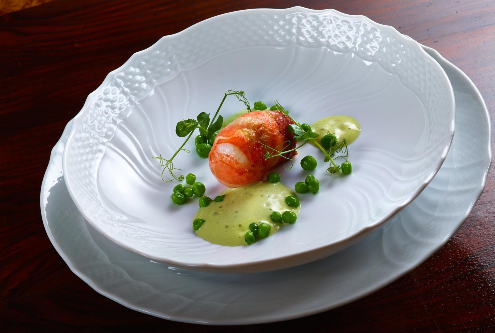 Galleria fotografica






Massimiliano Poggi, Al Cambio, Bologna

Uovo asparagi e parmigiano. Rappresenta la tradizione, non solo bolognese ma italiana. Chiaro che noi, con l'apparato di Altedo, abbiamo una fortuna che non tutte le regioni hanno: l'abbiamo in casa e di qualità assoluta! Riprendo la tradizione e trasformo le consistenze: a essere fritto non è più l'uovo ma la punta degli asparagi; il parmigiano non è più grattato ma viene reso cremoso con aggiunta di brodo di asparagi; aggiungo solo una parte di succo di asparagi crudi perché dà una notevole componente minerale amarognola. Un anticipo di primavera









Alessandro Panichi, Sotto l'Arco, Bologna

Canocchia, radicchio, bottarga e lampone. Dolce, amaro, acido e iodato (foto Bob Noto)









Isa Mazzocchi, La Palta, Borgonovo Valtidone (Piacenza)

Batarò con senape selvatica, pescegatto e pancetta. Una specie di pane schiacciato, con percentuale di polenta, ripieno di salumi piacentini (si serve soprattutto in val tidone). Piacenza in un batarò









Alberto Faccani, Magnolia, Cesenatico (Forlì-Cesena)

Triglia, amaretto, zafferano e limone. La dolcezza e la grassezza della triglia, la nota alcolica del liquore di mandorla, la profondità dello zafferano e l'aspro del limone. Un omaggio all'Italia e al Mediterraneo









Omar Casali, Marè, Cesenatico (Forlì-Cesena)

Bora Nera. Spaghettoni, inchiostro, quinto quarto di seppia, alghe e bergamotto. Materia prima, tecnica e tanto cuore per riportare nel piatto l'affascinante e profondo profumo iodato di una burrascosa giornata sul molo di Cesenatico









Fabrizio Mantovani, Fm con gusto, Faenza (Ravenna)

Patata ratta, lenticchie e caviale. E' una sintesi della mia cucina: una semplice patata con lenticchie, arricchita da un piccolo cucchiaio di caviale. Una crème fraîche allo zafferano e zest di lime. Estetica, istinto e semplicità ragionata






