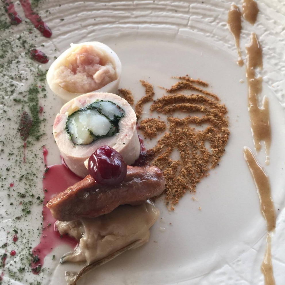 Galleria fotografica






Massimiliano Poggi, Al Cambio, Bologna

Uovo asparagi e parmigiano. Rappresenta la tradizione, non solo bolognese ma italiana. Chiaro che noi, con l'apparato di Altedo, abbiamo una fortuna che non tutte le regioni hanno: l'abbiamo in casa e di qualità assoluta! Riprendo la tradizione e trasformo le consistenze: a essere fritto non è più l'uovo ma la punta degli asparagi; il parmigiano non è più grattato ma viene reso cremoso con aggiunta di brodo di asparagi; aggiungo solo una parte di succo di asparagi crudi perché dà una notevole componente minerale amarognola. Un anticipo di primavera









Alessandro Panichi, Sotto l'Arco, Bologna

Canocchia, radicchio, bottarga e lampone. Dolce, amaro, acido e iodato (foto Bob Noto)









Isa Mazzocchi, La Palta, Borgonovo Valtidone (Piacenza)

Batarò con senape selvatica, pescegatto e pancetta. Una specie di pane schiacciato, con percentuale di polenta, ripieno di salumi piacentini (si serve soprattutto in val tidone). Piacenza in un batarò









Alberto Faccani, Magnolia, Cesenatico (Forlì-Cesena)

Triglia, amaretto, zafferano e limone. La dolcezza e la grassezza della triglia, la nota alcolica del liquore di mandorla, la profondità dello zafferano e l'aspro del limone. Un omaggio all'Italia e al Mediterraneo









Omar Casali, Marè, Cesenatico (Forlì-Cesena)

Bora Nera. Spaghettoni, inchiostro, quinto quarto di seppia, alghe e bergamotto. Materia prima, tecnica e tanto cuore per riportare nel piatto l'affascinante e profondo profumo iodato di una burrascosa giornata sul molo di Cesenatico









Fabrizio Mantovani, Fm con gusto, Faenza (Ravenna)

Patata ratta, lenticchie e caviale. E' una sintesi della mia cucina: una semplice patata con lenticchie, arricchita da un piccolo cucchiaio di caviale. Una crème fraîche allo zafferano e zest di lime. Estetica, istinto e semplicità ragionata









Massimiliano Mascia, San Domenico, Imola (Bologna)

Scampo, goletta e piselli. Amo i colori e i sapori della primavera e mi piace giocare con la contaminazione carne/pesce









Luca Marchini, L'Erba del Re, Modena

Risotto con ostriche, succo di porri, rucola e rabarbaro. E' il frutto della volontà di far coesistere la forza olfattiva del mare, proveniente dalle ostriche adagiate sulla superfice, con la pseudo-dolcezza di un risotto cremoso, la cui cottura viene fatta con un succo di porri grigliati e brasati. Giocano un ruolo di equilibrio la freschezza e asprezza del rabarbaro e il lieve amaro della rucola selvatica









Massimo Bottura, Osteria Francescana, Modena

Sometimes maillard, sometimes partrige... even bollito in civèt sauce. Ovvero, "A volte germano reale, a volte pernice... persino il bollito in salsa civet"









Irina Steccanella e Beppe Palmieri, Panino, Modena

Tortellini SuperPanna. Comprare una grande materia prima per fare un grande tortellino, e restiuire valore e qualità a un piatto della cucina domestica degenerato col tempo









Gianluca Gorini, Le Giare, Montiano (Forlì-Cesena)

Cetriolo, liquore Varnelli e uova di pesce affumicate. Note vegetali che incontrano quelle marine e affumicate per un interpretazione a 360 gradi del cetriolo, dal germoglio al fiore









Riccardo Agostini, Il Piastrino, Pennabilli (Rimini)

Animella d’agnello, latte ed estratto d’alloro. L'idea è quella di proporre un'animella inconsueta, d'agnello, senza nascondere le sue caratteristiche gustative come da tradizione ma esaltandole con il concentrato di latte di pecora per rafforzarne il gust. Vista la componente grassa, ho utilizzato l'alloro per il suo gusto amaro e la sua rinfrescante balsamicità









Terry Giacomello, Inkiostro, Parma

La pasta a modo nostro. Tagliolini tiepidi al bianco d'uovo con crema di parmigiano 36 mesi, rosso d'uovo sbattuto, caviale di tartufo e foglie di timo. E' un albume d'uovo cotto a vapore, steso come la pasta tradizionale, tagliato a mano a tagliolino, contornato da una crema di parmigiano, macchiata con un rosso d'uovo sbattuto e guarnito con foglie di timo e caviale di tartufo









Marco Parizzi, Parizzi, Parma

Consommé di buccia di patate, cipolla bruciata e ostriche con anolini di salmone. Il contrasto tra ingredienti di scarto e ingredienti pregiati, l'apparenza rassicurante di un piatto tipico con gusti completamente stravolti









Carla Aradelli, Riva, Ponte Dell'Olio (Piacenza)

Polpo, radicchio tardivo, crochetta di patate e majonese di rape rosse. Un piatto di semplicità ricercata: polpo e patate (la tradizione) e prodotti di stagione (radicchio tardivo e rapa rossa) creano un gioco di colori, radici e consistenze









Rino Duca, Il Grano di Pepe, Ravarino (Bologna)

Riso alla mandorla, gambero rosso e capperi. In Sicilia storicamente si cucinavano risi e non risotti. Nel mio piatto s'incontrano l'eleganza della mandorla, la sapidità del cappero e la profondità del gambero crudo









Matteo Salbaroli, Osteria L'Acciuga, Ravenna

Polpo arrostito, crema di topinambur e nocciole tostate. L'ho proposto al cenone e ha avuto così successo che lo riproponiamo anche l'inverno. Non solo polipo e patate









Gianni e Fulvia D'Amato, Caffè Arti e Mestieri, Reggiolo (Reggio Emilia)

Il viola della lingua. Lingua salmistrata cotta, spuma di patata viola, cavolo viola in agrodolce, polvere di lamponi disidratati









Gianpaolo Raschi, Guido, Rimini

Pancotto di pesce. Sono le mie origini marinaro-contadine, una lunga tradizione che si fonda sul concetto di recupero. Un tempo della memoria al quale sono profondamente legato e che ripercorro di continuo a bordo della mia Delorean (foto Giorgio Salvatori)









Franco Cimini, Antica Osteria del Mirasole, San Giovanni in Persiceto (Bologna)

Tagliatelle all'antico ragù di cortile. Un'antica ricetta delle campagne bolognesi che prevede l'utilizzo delle parti meno nobili degli animali da cortile (rigaglie), tra le quali creste, durelli, fegatini e ovine embrionali. Si contraddistingue per le diverse consistenze del ragù









Aurora Mazzucchelli, Marconi, Sasso Marconi (Bologna)

Il germano incontra un'acciuga. Il racconto del viaggio della migrazione germano. Lo scontro del mare con la terra e l'incontro del sapido col selvatico









Piergiorgio Parini, Povero Diavolo, Torriana (Parma)

Brasato di narce (anagramma di "carne", anche detto "l'animale che non c'è"). Il piatto rievoca alla vista e al palato l'opulenza e corposità di un brasato pur essendo composto di soli elementi vegetali: la base è un kiwi, glassato con ristretto di verdure, salse fermentate e vino rosso, spolverato con erbe balsamiche (foto Passione Gourmet)









Alberto Degl'Innocenti, Tirabusciò, Bibbiena (Arezzo)

Gnocchetti di pane verna allo scalogno, salsa di ribollita, cubetti di pane croccante al cavolo nero e cialda di Parmigiano. Un classico toscano a modo mio









Fabrizio Girasoli, Butterfly, Capannori (Lucca)

Evoluzione del gambero rosso. Da marinato a fritto, passando per padella e vapore con coincidenze di frutta e verdure, nella nebbia del  mattino. Mi piace mettere in gioco tutti i sensi del commensale, dalle consistenze cotture e sapori diversi per il palato, all'aroma diffuso per l'olfatto. La parte fritta che può essere mangiata con le mani e lo scorrere della tisana versata al momento  che coinvolge vista e udito









Andrea Mattei, Meo Modo a Borgo San Pietro, Chiusdino (Siena)

Fegatini di pollo affumicati, anguilla e ortica. La tradizione dell'entroterra toscano incontra il mare









Gaetano Trovato, Arnolfo, Colle Val D'Elsa (Siena)
Piccione: petto, coscia farcita con il suo fegato, castagne e spezie. Il piatto del cuore che evolve continuamente, dall’inizio negli anni Ottanta, quando si preparava lardellato ripieno di funghi e servito con le cipolle caramellate, fino ad oggi, in veste rinnovata con abbinamenti di stagione in stagione per esaltare il gusto









Peter Brunel, Borgo San Jacopo, Firenze

Il mio orto toscano (che passa in vaso l'inverno). La mia interpretazione gioca su: 1. vaso fiori e germogli eduli; 2. cramble di tartufo e pre.ona di tartufo ghiacciato; 3. terra di olive e cioccolato con spugna di nocciole, asparagi liofilizzati; 4. spuma di yogurt e rafano con ortaggi semi disidratati. Nel piatto: patata pietrificata con maionesi al carbone e levistico. E' il mio ricordo che va agli ortaggi, che verso la fine dell'autunno nell'orto perdono idratazione, da lì l'idea di inserirli in vaso per conservarli... in fase calante









Annie Féolde, Riccardo Monco, Alessandro Della Tommasina. Enoteca Pinchiorri, Firenze

Pici di pane con vongole veraci, crema di burrata e erba cipollina. L’aspetto interessante di questa ricetta è l’impasto dei pici: utlizziamo una pasta di pane integrale con lievitazione naturale e con la madre (la pasta ha dunque un'acidità leggera e molto saporita). Porta la pasta a una nuova dimensione sensoriale al palato. Il tutto contenuto all’interno della pasta e non fuori sotto forma di salsa









Enrico Panero, Da Vinci a Eataly, Firenze

Risotto al latte e acciughe, animelle al marsala e polveri di cipolla e limone. E' un primo piatto che riprende le mie origini piemontesi: fa parte anche del menu degustazione "Un piemontese in Toscana" a ricordare la tradizione di cuocere il riso nel latte come base per dolci o come pasto povero serale: Il riso si presenta con la dolcezza del latte che si concentra durante la cottura compensata dalla sapidità delle acciughe. A completare animelle sfumate al Marsala secco, l'acidità della polvere di limone e la polvere di cipolla a riprendere il classico fondo usato per risotti ma che mantiene tutta la sua freschezza. Un piatto ricco, che unisce consuetudini piemontesi per il riso e toscane per l'utilizzo di frattaglie









Simone Cipriani, già chef del Santo Graal, Firenze

Lasagna 2D. Due tele sottilissime di pomodoro disidratato con all’interno uno strato di pasta all’uovo, salsa mornay e ragù. Fuori sono leggermente bruciate con il cannello e gratinate con parmigiano. Due millimetri in cui si trova tutta l’Italia, concentrata e bidimensionale. Può essere presentata sia in orizzontale che in verticale, ad esempio messa al muro come se fosse un quadro, staccata e presentata a tavola









Vito Mollica, Il Palagio del Four Seasons, Firenze

Sedano carota cipolla farciti con parfait di fagiano salsa di mandorle e aglio dolce. Sono gli ingredienti a, b e c ‎della nostra cucina ma mai protagonisti in un piatto. Durante la preparazione di un consommé di fagiano, ho pensato con i ragazzi che sarebbe stato un reato buttare via in quanto era gustosissimo. L'abbiamo farcito creando un‎ piatto di recupero di una piacevole complessità gustativa









Marco Stabile, Ora d'Aria, Firenze

Se un meteorite cadesse in Toscana: visione universale della bruschetta. (e la giusta continuazione sarebbe: "raccoglierebbe tantissimi sapori incredibili"). Si tratta di un modo particolare (con visione dall'universo) di interpretare la bruschetta toscana, con fagioli, cavolo nero e olio toscano. Questo perché si parla molto di universo, di visitare altri pianeti, di catastrofi con arrivo di asteroidi, meteoriti, o addirittura di pianeti occulti con rotta di impatto verso la terra... Questo piatto è in tema ma smorza decisamente le preoccupazioni.









Cristoforo Trapani, Magnolia dell'hotel Byron, Forte dei Marmi (Lucca)

Carciofo arrostito. E' un simbolo di festa in tutte le case campane ma, soprattutto, è fatto dai venditori abusivi per strada. Il fumo che va su, il profumo delle bucce dei carciofi che bruciano sui carboni... È così che ho voluto riprodurre un pezzo di storia in chiave moderna









Igles Corelli, Atman, Lamporecchio (Pistoia)

Il Maiale va al mare. Il maiale dei mille abbinamenti in questo caso si sposa alla perfezione col calamaro









Cristiano Tomei, L'Imbuto, Lucca

Il Tutto e il Niente. Ovvero: Cialda di grano arso sotto seppia, il suo nero e cervella fritte. E' la sintesi di un panino gourmet. Grande concetto e grande sapore (foto di Lido Vannucchi)









Damiano Donati, Punto Officina del Gusto, Lucca

Tagliolino verde di mare vegetale. E' un tagliolino di semola di grano duro, impastato con alghe secche, servito all'olio. Proprio così, semplice per consentirgli di esprimere tutto lo iodio delle alghe









Valeria Piccini, Da Caino, Montemerano (Grosseto)

Maremma: il cinghiale e il territorio. E' nato dalla voglia di portare nel piatto i profumi che possiamo sentire nel corso di una passeggiata nel bosco del tardo autunno/inverno. Viene utilizzata la pancia del cinghiale, accompagnata da cicorie spontanee, radici, funghi, lumache e corbezzoli, la salsa e la bevanda calda di accompagnamento. Sprigionano profumi incredibili di ghiande tostate, castagne arrostite, mele selvatiche, funghi e mirtilli









Dario Cecchini, Solociccia, Panzano in Chianti (Siena)

To beef or not to beef. Panino con la bistecca e salsa di bistecca. Sarà il panino di punta del mio nuovo progetto, Cecchini Panini, un fastfood di ciccia a Panzano in Chianti, cioè a casa mia. Più carnivoro di così...






