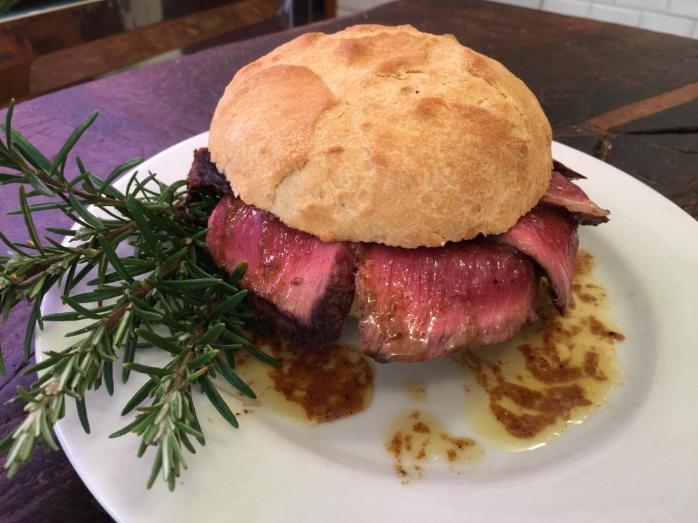 Galleria fotografica






Massimiliano Poggi, Al Cambio, Bologna

Uovo asparagi e parmigiano. Rappresenta la tradizione, non solo bolognese ma italiana. Chiaro che noi, con l'apparato di Altedo, abbiamo una fortuna che non tutte le regioni hanno: l'abbiamo in casa e di qualità assoluta! Riprendo la tradizione e trasformo le consistenze: a essere fritto non è più l'uovo ma la punta degli asparagi; il parmigiano non è più grattato ma viene reso cremoso con aggiunta di brodo di asparagi; aggiungo solo una parte di succo di asparagi crudi perché dà una notevole componente minerale amarognola. Un anticipo di primavera









Alessandro Panichi, Sotto l'Arco, Bologna

Canocchia, radicchio, bottarga e lampone. Dolce, amaro, acido e iodato (foto Bob Noto)









Isa Mazzocchi, La Palta, Borgonovo Valtidone (Piacenza)

Batarò con senape selvatica, pescegatto e pancetta. Una specie di pane schiacciato, con percentuale di polenta, ripieno di salumi piacentini (si serve soprattutto in val tidone). Piacenza in un batarò









Alberto Faccani, Magnolia, Cesenatico (Forlì-Cesena)

Triglia, amaretto, zafferano e limone. La dolcezza e la grassezza della triglia, la nota alcolica del liquore di mandorla, la profondità dello zafferano e l'aspro del limone. Un omaggio all'Italia e al Mediterraneo









Omar Casali, Marè, Cesenatico (Forlì-Cesena)

Bora Nera. Spaghettoni, inchiostro, quinto quarto di seppia, alghe e bergamotto. Materia prima, tecnica e tanto cuore per riportare nel piatto l'affascinante e profondo profumo iodato di una burrascosa giornata sul molo di Cesenatico









Fabrizio Mantovani, Fm con gusto, Faenza (Ravenna)

Patata ratta, lenticchie e caviale. E' una sintesi della mia cucina: una semplice patata con lenticchie, arricchita da un piccolo cucchiaio di caviale. Una crème fraîche allo zafferano e zest di lime. Estetica, istinto e semplicità ragionata









Massimiliano Mascia, San Domenico, Imola (Bologna)

Scampo, goletta e piselli. Amo i colori e i sapori della primavera e mi piace giocare con la contaminazione carne/pesce









Luca Marchini, L'Erba del Re, Modena

Risotto con ostriche, succo di porri, rucola e rabarbaro. E' il frutto della volontà di far coesistere la forza olfattiva del mare, proveniente dalle ostriche adagiate sulla superfice, con la pseudo-dolcezza di un risotto cremoso, la cui cottura viene fatta con un succo di porri grigliati e brasati. Giocano un ruolo di equilibrio la freschezza e asprezza del rabarbaro e il lieve amaro della rucola selvatica









Massimo Bottura, Osteria Francescana, Modena

Sometimes maillard, sometimes partrige... even bollito in civèt sauce. Ovvero, "A volte germano reale, a volte pernice... persino il bollito in salsa civet"









Irina Steccanella e Beppe Palmieri, Panino, Modena

Tortellini SuperPanna. Comprare una grande materia prima per fare un grande tortellino, e restiuire valore e qualità a un piatto della cucina domestica degenerato col tempo









Gianluca Gorini, Le Giare, Montiano (Forlì-Cesena)

Cetriolo, liquore Varnelli e uova di pesce affumicate. Note vegetali che incontrano quelle marine e affumicate per un interpretazione a 360 gradi del cetriolo, dal germoglio al fiore









Riccardo Agostini, Il Piastrino, Pennabilli (Rimini)

Animella d’agnello, latte ed estratto d’alloro. L'idea è quella di proporre un'animella inconsueta, d'agnello, senza nascondere le sue caratteristiche gustative come da tradizione ma esaltandole con il concentrato di latte di pecora per rafforzarne il gust. Vista la componente grassa, ho utilizzato l'alloro per il suo gusto amaro e la sua rinfrescante balsamicità









Terry Giacomello, Inkiostro, Parma

La pasta a modo nostro. Tagliolini tiepidi al bianco d'uovo con crema di parmigiano 36 mesi, rosso d'uovo sbattuto, caviale di tartufo e foglie di timo. E' un albume d'uovo cotto a vapore, steso come la pasta tradizionale, tagliato a mano a tagliolino, contornato da una crema di parmigiano, macchiata con un rosso d'uovo sbattuto e guarnito con foglie di timo e caviale di tartufo









Marco Parizzi, Parizzi, Parma

Consommé di buccia di patate, cipolla bruciata e ostriche con anolini di salmone. Il contrasto tra ingredienti di scarto e ingredienti pregiati, l'apparenza rassicurante di un piatto tipico con gusti completamente stravolti









Carla Aradelli, Riva, Ponte Dell'Olio (Piacenza)

Polpo, radicchio tardivo, crochetta di patate e majonese di rape rosse. Un piatto di semplicità ricercata: polpo e patate (la tradizione) e prodotti di stagione (radicchio tardivo e rapa rossa) creano un gioco di colori, radici e consistenze









Rino Duca, Il Grano di Pepe, Ravarino (Bologna)

Riso alla mandorla, gambero rosso e capperi. In Sicilia storicamente si cucinavano risi e non risotti. Nel mio piatto s'incontrano l'eleganza della mandorla, la sapidità del cappero e la profondità del gambero crudo









Matteo Salbaroli, Osteria L'Acciuga, Ravenna

Polpo arrostito, crema di topinambur e nocciole tostate. L'ho proposto al cenone e ha avuto così successo che lo riproponiamo anche l'inverno. Non solo polipo e patate









Gianni e Fulvia D'Amato, Caffè Arti e Mestieri, Reggiolo (Reggio Emilia)

Il viola della lingua. Lingua salmistrata cotta, spuma di patata viola, cavolo viola in agrodolce, polvere di lamponi disidratati









Gianpaolo Raschi, Guido, Rimini

Pancotto di pesce. Sono le mie origini marinaro-contadine, una lunga tradizione che si fonda sul concetto di recupero. Un tempo della memoria al quale sono profondamente legato e che ripercorro di continuo a bordo della mia Delorean (foto Giorgio Salvatori)









Franco Cimini, Antica Osteria del Mirasole, San Giovanni in Persiceto (Bologna)

Tagliatelle all'antico ragù di cortile. Un'antica ricetta delle campagne bolognesi che prevede l'utilizzo delle parti meno nobili degli animali da cortile (rigaglie), tra le quali creste, durelli, fegatini e ovine embrionali. Si contraddistingue per le diverse consistenze del ragù









Aurora Mazzucchelli, Marconi, Sasso Marconi (Bologna)

Il germano incontra un'acciuga. Il racconto del viaggio della migrazione germano. Lo scontro del mare con la terra e l'incontro del sapido col selvatico









Piergiorgio Parini, Povero Diavolo, Torriana (Parma)

Brasato di narce (anagramma di "carne", anche detto "l'animale che non c'è"). Il piatto rievoca alla vista e al palato l'opulenza e corposità di un brasato pur essendo composto di soli elementi vegetali: la base è un kiwi, glassato con ristretto di verdure, salse fermentate e vino rosso, spolverato con erbe balsamiche (foto Passione Gourmet)









Alberto Degl'Innocenti, Tirabusciò, Bibbiena (Arezzo)

Gnocchetti di pane verna allo scalogno, salsa di ribollita, cubetti di pane croccante al cavolo nero e cialda di Parmigiano. Un classico toscano a modo mio









Fabrizio Girasoli, Butterfly, Capannori (Lucca)

Evoluzione del gambero rosso. Da marinato a fritto, passando per padella e vapore con coincidenze di frutta e verdure, nella nebbia del  mattino. Mi piace mettere in gioco tutti i sensi del commensale, dalle consistenze cotture e sapori diversi per il palato, all'aroma diffuso per l'olfatto. La parte fritta che può essere mangiata con le mani e lo scorrere della tisana versata al momento  che coinvolge vista e udito









Andrea Mattei, Meo Modo a Borgo San Pietro, Chiusdino (Siena)

Fegatini di pollo affumicati, anguilla e ortica. La tradizione dell'entroterra toscano incontra il mare









Gaetano Trovato, Arnolfo, Colle Val D'Elsa (Siena)
Piccione: petto, coscia farcita con il suo fegato, castagne e spezie. Il piatto del cuore che evolve continuamente, dall’inizio negli anni Ottanta, quando si preparava lardellato ripieno di funghi e servito con le cipolle caramellate, fino ad oggi, in veste rinnovata con abbinamenti di stagione in stagione per esaltare il gusto









Peter Brunel, Borgo San Jacopo, Firenze

Il mio orto toscano (che passa in vaso l'inverno). La mia interpretazione gioca su: 1. vaso fiori e germogli eduli; 2. cramble di tartufo e pre.ona di tartufo ghiacciato; 3. terra di olive e cioccolato con spugna di nocciole, asparagi liofilizzati; 4. spuma di yogurt e rafano con ortaggi semi disidratati. Nel piatto: patata pietrificata con maionesi al carbone e levistico. E' il mio ricordo che va agli ortaggi, che verso la fine dell'autunno nell'orto perdono idratazione, da lì l'idea di inserirli in vaso per conservarli... in fase calante









Annie Féolde, Riccardo Monco, Alessandro Della Tommasina. Enoteca Pinchiorri, Firenze

Pici di pane con vongole veraci, crema di burrata e erba cipollina. L’aspetto interessante di questa ricetta è l’impasto dei pici: utlizziamo una pasta di pane integrale con lievitazione naturale e con la madre (la pasta ha dunque un'acidità leggera e molto saporita). Porta la pasta a una nuova dimensione sensoriale al palato. Il tutto contenuto all’interno della pasta e non fuori sotto forma di salsa









Enrico Panero, Da Vinci a Eataly, Firenze

Risotto al latte e acciughe, animelle al marsala e polveri di cipolla e limone. E' un primo piatto che riprende le mie origini piemontesi: fa parte anche del menu degustazione "Un piemontese in Toscana" a ricordare la tradizione di cuocere il riso nel latte come base per dolci o come pasto povero serale: Il riso si presenta con la dolcezza del latte che si concentra durante la cottura compensata dalla sapidità delle acciughe. A completare animelle sfumate al Marsala secco, l'acidità della polvere di limone e la polvere di cipolla a riprendere il classico fondo usato per risotti ma che mantiene tutta la sua freschezza. Un piatto ricco, che unisce consuetudini piemontesi per il riso e toscane per l'utilizzo di frattaglie









Simone Cipriani, già chef del Santo Graal, Firenze

Lasagna 2D. Due tele sottilissime di pomodoro disidratato con all’interno uno strato di pasta all’uovo, salsa mornay e ragù. Fuori sono leggermente bruciate con il cannello e gratinate con parmigiano. Due millimetri in cui si trova tutta l’Italia, concentrata e bidimensionale. Può essere presentata sia in orizzontale che in verticale, ad esempio messa al muro come se fosse un quadro, staccata e presentata a tavola









Vito Mollica, Il Palagio del Four Seasons, Firenze

Sedano carota cipolla farciti con parfait di fagiano salsa di mandorle e aglio dolce. Sono gli ingredienti a, b e c ‎della nostra cucina ma mai protagonisti in un piatto. Durante la preparazione di un consommé di fagiano, ho pensato con i ragazzi che sarebbe stato un reato buttare via in quanto era gustosissimo. L'abbiamo farcito creando un‎ piatto di recupero di una piacevole complessità gustativa









Marco Stabile, Ora d'Aria, Firenze

Se un meteorite cadesse in Toscana: visione universale della bruschetta. (e la giusta continuazione sarebbe: "raccoglierebbe tantissimi sapori incredibili"). Si tratta di un modo particolare (con visione dall'universo) di interpretare la bruschetta toscana, con fagioli, cavolo nero e olio toscano. Questo perché si parla molto di universo, di visitare altri pianeti, di catastrofi con arrivo di asteroidi, meteoriti, o addirittura di pianeti occulti con rotta di impatto verso la terra... Questo piatto è in tema ma smorza decisamente le preoccupazioni.









Cristoforo Trapani, Magnolia dell'hotel Byron, Forte dei Marmi (Lucca)

Carciofo arrostito. E' un simbolo di festa in tutte le case campane ma, soprattutto, è fatto dai venditori abusivi per strada. Il fumo che va su, il profumo delle bucce dei carciofi che bruciano sui carboni... È così che ho voluto riprodurre un pezzo di storia in chiave moderna









Igles Corelli, Atman, Lamporecchio (Pistoia)

Il Maiale va al mare. Il maiale dei mille abbinamenti in questo caso si sposa alla perfezione col calamaro









Cristiano Tomei, L'Imbuto, Lucca

Il Tutto e il Niente. Ovvero: Cialda di grano arso sotto seppia, il suo nero e cervella fritte. E' la sintesi di un panino gourmet. Grande concetto e grande sapore (foto di Lido Vannucchi)









Damiano Donati, Punto Officina del Gusto, Lucca

Tagliolino verde di mare vegetale. E' un tagliolino di semola di grano duro, impastato con alghe secche, servito all'olio. Proprio così, semplice per consentirgli di esprimere tutto lo iodio delle alghe









Valeria Piccini, Da Caino, Montemerano (Grosseto)

Maremma: il cinghiale e il territorio. E' nato dalla voglia di portare nel piatto i profumi che possiamo sentire nel corso di una passeggiata nel bosco del tardo autunno/inverno. Viene utilizzata la pancia del cinghiale, accompagnata da cicorie spontanee, radici, funghi, lumache e corbezzoli, la salsa e la bevanda calda di accompagnamento. Sprigionano profumi incredibili di ghiande tostate, castagne arrostite, mele selvatiche, funghi e mirtilli






