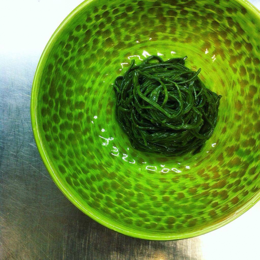 Galleria fotografica






Massimiliano Poggi, Al Cambio, Bologna

Uovo asparagi e parmigiano. Rappresenta la tradizione, non solo bolognese ma italiana. Chiaro che noi, con l'apparato di Altedo, abbiamo una fortuna che non tutte le regioni hanno: l'abbiamo in casa e di qualità assoluta! Riprendo la tradizione e trasformo le consistenze: a essere fritto non è più l'uovo ma la punta degli asparagi; il parmigiano non è più grattato ma viene reso cremoso con aggiunta di brodo di asparagi; aggiungo solo una parte di succo di asparagi crudi perché dà una notevole componente minerale amarognola. Un anticipo di primavera









Alessandro Panichi, Sotto l'Arco, Bologna

Canocchia, radicchio, bottarga e lampone. Dolce, amaro, acido e iodato (foto Bob Noto)









Isa Mazzocchi, La Palta, Borgonovo Valtidone (Piacenza)

Batarò con senape selvatica, pescegatto e pancetta. Una specie di pane schiacciato, con percentuale di polenta, ripieno di salumi piacentini (si serve soprattutto in val tidone). Piacenza in un batarò









Alberto Faccani, Magnolia, Cesenatico (Forlì-Cesena)

Triglia, amaretto, zafferano e limone. La dolcezza e la grassezza della triglia, la nota alcolica del liquore di mandorla, la profondità dello zafferano e l'aspro del limone. Un omaggio all'Italia e al Mediterraneo









Omar Casali, Marè, Cesenatico (Forlì-Cesena)

Bora Nera. Spaghettoni, inchiostro, quinto quarto di seppia, alghe e bergamotto. Materia prima, tecnica e tanto cuore per riportare nel piatto l'affascinante e profondo profumo iodato di una burrascosa giornata sul molo di Cesenatico









Fabrizio Mantovani, Fm con gusto, Faenza (Ravenna)

Patata ratta, lenticchie e caviale. E' una sintesi della mia cucina: una semplice patata con lenticchie, arricchita da un piccolo cucchiaio di caviale. Una crème fraîche allo zafferano e zest di lime. Estetica, istinto e semplicità ragionata









Massimiliano Mascia, San Domenico, Imola (Bologna)

Scampo, goletta e piselli. Amo i colori e i sapori della primavera e mi piace giocare con la contaminazione carne/pesce









Luca Marchini, L'Erba del Re, Modena

Risotto con ostriche, succo di porri, rucola e rabarbaro. E' il frutto della volontà di far coesistere la forza olfattiva del mare, proveniente dalle ostriche adagiate sulla superfice, con la pseudo-dolcezza di un risotto cremoso, la cui cottura viene fatta con un succo di porri grigliati e brasati. Giocano un ruolo di equilibrio la freschezza e asprezza del rabarbaro e il lieve amaro della rucola selvatica









Massimo Bottura, Osteria Francescana, Modena

Sometimes maillard, sometimes partrige... even bollito in civèt sauce. Ovvero, "A volte germano reale, a volte pernice... persino il bollito in salsa civet"









Irina Steccanella e Beppe Palmieri, Panino, Modena

Tortellini SuperPanna. Comprare una grande materia prima per fare un grande tortellino, e restiuire valore e qualità a un piatto della cucina domestica degenerato col tempo









Gianluca Gorini, Le Giare, Montiano (Forlì-Cesena)

Cetriolo, liquore Varnelli e uova di pesce affumicate. Note vegetali che incontrano quelle marine e affumicate per un interpretazione a 360 gradi del cetriolo, dal germoglio al fiore









Riccardo Agostini, Il Piastrino, Pennabilli (Rimini)

Animella d’agnello, latte ed estratto d’alloro. L'idea è quella di proporre un'animella inconsueta, d'agnello, senza nascondere le sue caratteristiche gustative come da tradizione ma esaltandole con il concentrato di latte di pecora per rafforzarne il gust. Vista la componente grassa, ho utilizzato l'alloro per il suo gusto amaro e la sua rinfrescante balsamicità









Terry Giacomello, Inkiostro, Parma

La pasta a modo nostro. Tagliolini tiepidi al bianco d'uovo con crema di parmigiano 36 mesi, rosso d'uovo sbattuto, caviale di tartufo e foglie di timo. E' un albume d'uovo cotto a vapore, steso come la pasta tradizionale, tagliato a mano a tagliolino, contornato da una crema di parmigiano, macchiata con un rosso d'uovo sbattuto e guarnito con foglie di timo e caviale di tartufo









Marco Parizzi, Parizzi, Parma

Consommé di buccia di patate, cipolla bruciata e ostriche con anolini di salmone. Il contrasto tra ingredienti di scarto e ingredienti pregiati, l'apparenza rassicurante di un piatto tipico con gusti completamente stravolti









Carla Aradelli, Riva, Ponte Dell'Olio (Piacenza)

Polpo, radicchio tardivo, crochetta di patate e majonese di rape rosse. Un piatto di semplicità ricercata: polpo e patate (la tradizione) e prodotti di stagione (radicchio tardivo e rapa rossa) creano un gioco di colori, radici e consistenze









Rino Duca, Il Grano di Pepe, Ravarino (Bologna)

Riso alla mandorla, gambero rosso e capperi. In Sicilia storicamente si cucinavano risi e non risotti. Nel mio piatto s'incontrano l'eleganza della mandorla, la sapidità del cappero e la profondità del gambero crudo









Matteo Salbaroli, Osteria L'Acciuga, Ravenna

Polpo arrostito, crema di topinambur e nocciole tostate. L'ho proposto al cenone e ha avuto così successo che lo riproponiamo anche l'inverno. Non solo polipo e patate









Gianni e Fulvia D'Amato, Caffè Arti e Mestieri, Reggiolo (Reggio Emilia)

Il viola della lingua. Lingua salmistrata cotta, spuma di patata viola, cavolo viola in agrodolce, polvere di lamponi disidratati









Gianpaolo Raschi, Guido, Rimini

Pancotto di pesce. Sono le mie origini marinaro-contadine, una lunga tradizione che si fonda sul concetto di recupero. Un tempo della memoria al quale sono profondamente legato e che ripercorro di continuo a bordo della mia Delorean (foto Giorgio Salvatori)









Franco Cimini, Antica Osteria del Mirasole, San Giovanni in Persiceto (Bologna)

Tagliatelle all'antico ragù di cortile. Un'antica ricetta delle campagne bolognesi che prevede l'utilizzo delle parti meno nobili degli animali da cortile (rigaglie), tra le quali creste, durelli, fegatini e ovine embrionali. Si contraddistingue per le diverse consistenze del ragù









Aurora Mazzucchelli, Marconi, Sasso Marconi (Bologna)

Il germano incontra un'acciuga. Il racconto del viaggio della migrazione germano. Lo scontro del mare con la terra e l'incontro del sapido col selvatico









Piergiorgio Parini, Povero Diavolo, Torriana (Parma)

Brasato di narce (anagramma di "carne", anche detto "l'animale che non c'è"). Il piatto rievoca alla vista e al palato l'opulenza e corposità di un brasato pur essendo composto di soli elementi vegetali: la base è un kiwi, glassato con ristretto di verdure, salse fermentate e vino rosso, spolverato con erbe balsamiche (foto Passione Gourmet)









Alberto Degl'Innocenti, Tirabusciò, Bibbiena (Arezzo)

Gnocchetti di pane verna allo scalogno, salsa di ribollita, cubetti di pane croccante al cavolo nero e cialda di Parmigiano. Un classico toscano a modo mio









Fabrizio Girasoli, Butterfly, Capannori (Lucca)

Evoluzione del gambero rosso. Da marinato a fritto, passando per padella e vapore con coincidenze di frutta e verdure, nella nebbia del  mattino. Mi piace mettere in gioco tutti i sensi del commensale, dalle consistenze cotture e sapori diversi per il palato, all'aroma diffuso per l'olfatto. La parte fritta che può essere mangiata con le mani e lo scorrere della tisana versata al momento  che coinvolge vista e udito









Andrea Mattei, Meo Modo a Borgo San Pietro, Chiusdino (Siena)

Fegatini di pollo affumicati, anguilla e ortica. La tradizione dell'entroterra toscano incontra il mare









Gaetano Trovato, Arnolfo, Colle Val D'Elsa (Siena)
Piccione: petto, coscia farcita con il suo fegato, castagne e spezie. Il piatto del cuore che evolve continuamente, dall’inizio negli anni Ottanta, quando si preparava lardellato ripieno di funghi e servito con le cipolle caramellate, fino ad oggi, in veste rinnovata con abbinamenti di stagione in stagione per esaltare il gusto









Peter Brunel, Borgo San Jacopo, Firenze

Il mio orto toscano (che passa in vaso l'inverno). La mia interpretazione gioca su: 1. vaso fiori e germogli eduli; 2. cramble di tartufo e pre.ona di tartufo ghiacciato; 3. terra di olive e cioccolato con spugna di nocciole, asparagi liofilizzati; 4. spuma di yogurt e rafano con ortaggi semi disidratati. Nel piatto: patata pietrificata con maionesi al carbone e levistico. E' il mio ricordo che va agli ortaggi, che verso la fine dell'autunno nell'orto perdono idratazione, da lì l'idea di inserirli in vaso per conservarli... in fase calante









Annie Féolde, Riccardo Monco, Alessandro Della Tommasina. Enoteca Pinchiorri, Firenze

Pici di pane con vongole veraci, crema di burrata e erba cipollina. L’aspetto interessante di questa ricetta è l’impasto dei pici: utlizziamo una pasta di pane integrale con lievitazione naturale e con la madre (la pasta ha dunque un'acidità leggera e molto saporita). Porta la pasta a una nuova dimensione sensoriale al palato. Il tutto contenuto all’interno della pasta e non fuori sotto forma di salsa









Enrico Panero, Da Vinci a Eataly, Firenze

Risotto al latte e acciughe, animelle al marsala e polveri di cipolla e limone. E' un primo piatto che riprende le mie origini piemontesi: fa parte anche del menu degustazione "Un piemontese in Toscana" a ricordare la tradizione di cuocere il riso nel latte come base per dolci o come pasto povero serale: Il riso si presenta con la dolcezza del latte che si concentra durante la cottura compensata dalla sapidità delle acciughe. A completare animelle sfumate al Marsala secco, l'acidità della polvere di limone e la polvere di cipolla a riprendere il classico fondo usato per risotti ma che mantiene tutta la sua freschezza. Un piatto ricco, che unisce consuetudini piemontesi per il riso e toscane per l'utilizzo di frattaglie









Simone Cipriani, già chef del Santo Graal, Firenze

Lasagna 2D. Due tele sottilissime di pomodoro disidratato con all’interno uno strato di pasta all’uovo, salsa mornay e ragù. Fuori sono leggermente bruciate con il cannello e gratinate con parmigiano. Due millimetri in cui si trova tutta l’Italia, concentrata e bidimensionale. Può essere presentata sia in orizzontale che in verticale, ad esempio messa al muro come se fosse un quadro, staccata e presentata a tavola









Vito Mollica, Il Palagio del Four Seasons, Firenze

Sedano carota cipolla farciti con parfait di fagiano salsa di mandorle e aglio dolce. Sono gli ingredienti a, b e c ‎della nostra cucina ma mai protagonisti in un piatto. Durante la preparazione di un consommé di fagiano, ho pensato con i ragazzi che sarebbe stato un reato buttare via in quanto era gustosissimo. L'abbiamo farcito creando un‎ piatto di recupero di una piacevole complessità gustativa









Marco Stabile, Ora d'Aria, Firenze

Se un meteorite cadesse in Toscana: visione universale della bruschetta. (e la giusta continuazione sarebbe: "raccoglierebbe tantissimi sapori incredibili"). Si tratta di un modo particolare (con visione dall'universo) di interpretare la bruschetta toscana, con fagioli, cavolo nero e olio toscano. Questo perché si parla molto di universo, di visitare altri pianeti, di catastrofi con arrivo di asteroidi, meteoriti, o addirittura di pianeti occulti con rotta di impatto verso la terra... Questo piatto è in tema ma smorza decisamente le preoccupazioni.









Cristoforo Trapani, Magnolia dell'hotel Byron, Forte dei Marmi (Lucca)

Carciofo arrostito. E' un simbolo di festa in tutte le case campane ma, soprattutto, è fatto dai venditori abusivi per strada. Il fumo che va su, il profumo delle bucce dei carciofi che bruciano sui carboni... È così che ho voluto riprodurre un pezzo di storia in chiave moderna









Igles Corelli, Atman, Lamporecchio (Pistoia)

Il Maiale va al mare. Il maiale dei mille abbinamenti in questo caso si sposa alla perfezione col calamaro









Cristiano Tomei, L'Imbuto, Lucca

Il Tutto e il Niente. Ovvero: Cialda di grano arso sotto seppia, il suo nero e cervella fritte. E' la sintesi di un panino gourmet. Grande concetto e grande sapore (foto di Lido Vannucchi)






