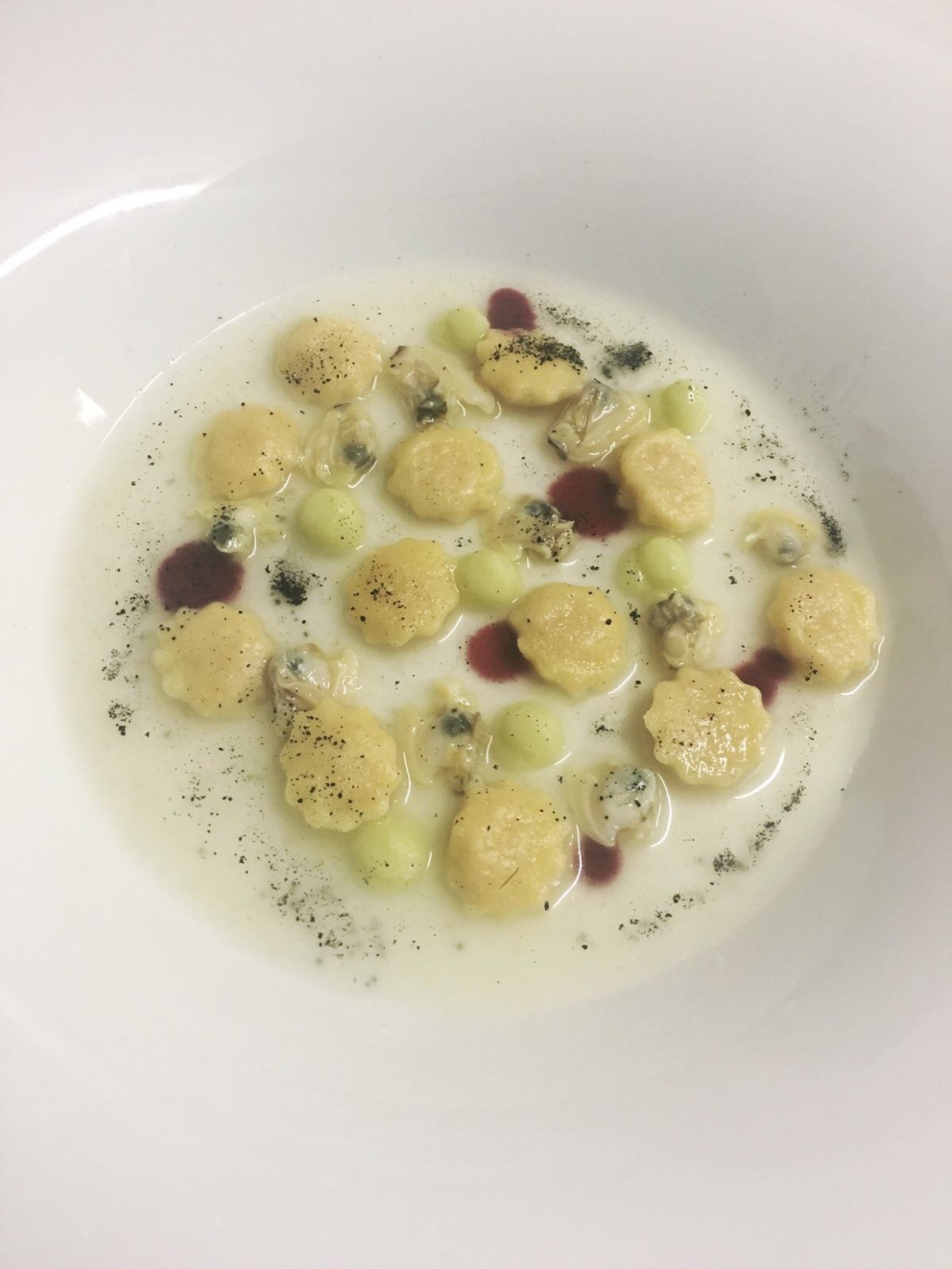 Galleria fotografica






Massimiliano Poggi, Al Cambio, Bologna

Uovo asparagi e parmigiano. Rappresenta la tradizione, non solo bolognese ma italiana. Chiaro che noi, con l'apparato di Altedo, abbiamo una fortuna che non tutte le regioni hanno: l'abbiamo in casa e di qualità assoluta! Riprendo la tradizione e trasformo le consistenze: a essere fritto non è più l'uovo ma la punta degli asparagi; il parmigiano non è più grattato ma viene reso cremoso con aggiunta di brodo di asparagi; aggiungo solo una parte di succo di asparagi crudi perché dà una notevole componente minerale amarognola. Un anticipo di primavera









Alessandro Panichi, Sotto l'Arco, Bologna

Canocchia, radicchio, bottarga e lampone. Dolce, amaro, acido e iodato (foto Bob Noto)









Isa Mazzocchi, La Palta, Borgonovo Valtidone (Piacenza)

Batarò con senape selvatica, pescegatto e pancetta. Una specie di pane schiacciato, con percentuale di polenta, ripieno di salumi piacentini (si serve soprattutto in val tidone). Piacenza in un batarò









Alberto Faccani, Magnolia, Cesenatico (Forlì-Cesena)

Triglia, amaretto, zafferano e limone. La dolcezza e la grassezza della triglia, la nota alcolica del liquore di mandorla, la profondità dello zafferano e l'aspro del limone. Un omaggio all'Italia e al Mediterraneo









Omar Casali, Marè, Cesenatico (Forlì-Cesena)

Bora Nera. Spaghettoni, inchiostro, quinto quarto di seppia, alghe e bergamotto. Materia prima, tecnica e tanto cuore per riportare nel piatto l'affascinante e profondo profumo iodato di una burrascosa giornata sul molo di Cesenatico









Fabrizio Mantovani, Fm con gusto, Faenza (Ravenna)

Patata ratta, lenticchie e caviale. E' una sintesi della mia cucina: una semplice patata con lenticchie, arricchita da un piccolo cucchiaio di caviale. Una crème fraîche allo zafferano e zest di lime. Estetica, istinto e semplicità ragionata









Massimiliano Mascia, San Domenico, Imola (Bologna)

Scampo, goletta e piselli. Amo i colori e i sapori della primavera e mi piace giocare con la contaminazione carne/pesce









Luca Marchini, L'Erba del Re, Modena

Risotto con ostriche, succo di porri, rucola e rabarbaro. E' il frutto della volontà di far coesistere la forza olfattiva del mare, proveniente dalle ostriche adagiate sulla superfice, con la pseudo-dolcezza di un risotto cremoso, la cui cottura viene fatta con un succo di porri grigliati e brasati. Giocano un ruolo di equilibrio la freschezza e asprezza del rabarbaro e il lieve amaro della rucola selvatica









Massimo Bottura, Osteria Francescana, Modena

Sometimes maillard, sometimes partrige... even bollito in civèt sauce. Ovvero, "A volte germano reale, a volte pernice... persino il bollito in salsa civet"









Irina Steccanella e Beppe Palmieri, Panino, Modena

Tortellini SuperPanna. Comprare una grande materia prima per fare un grande tortellino, e restiuire valore e qualità a un piatto della cucina domestica degenerato col tempo









Gianluca Gorini, Le Giare, Montiano (Forlì-Cesena)

Cetriolo, liquore Varnelli e uova di pesce affumicate. Note vegetali che incontrano quelle marine e affumicate per un interpretazione a 360 gradi del cetriolo, dal germoglio al fiore









Riccardo Agostini, Il Piastrino, Pennabilli (Rimini)

Animella d’agnello, latte ed estratto d’alloro. L'idea è quella di proporre un'animella inconsueta, d'agnello, senza nascondere le sue caratteristiche gustative come da tradizione ma esaltandole con il concentrato di latte di pecora per rafforzarne il gust. Vista la componente grassa, ho utilizzato l'alloro per il suo gusto amaro e la sua rinfrescante balsamicità









Terry Giacomello, Inkiostro, Parma

La pasta a modo nostro. Tagliolini tiepidi al bianco d'uovo con crema di parmigiano 36 mesi, rosso d'uovo sbattuto, caviale di tartufo e foglie di timo. E' un albume d'uovo cotto a vapore, steso come la pasta tradizionale, tagliato a mano a tagliolino, contornato da una crema di parmigiano, macchiata con un rosso d'uovo sbattuto e guarnito con foglie di timo e caviale di tartufo









Marco Parizzi, Parizzi, Parma

Consommé di buccia di patate, cipolla bruciata e ostriche con anolini di salmone. Il contrasto tra ingredienti di scarto e ingredienti pregiati, l'apparenza rassicurante di un piatto tipico con gusti completamente stravolti









Carla Aradelli, Riva, Ponte Dell'Olio (Piacenza)

Polpo, radicchio tardivo, crochetta di patate e majonese di rape rosse. Un piatto di semplicità ricercata: polpo e patate (la tradizione) e prodotti di stagione (radicchio tardivo e rapa rossa) creano un gioco di colori, radici e consistenze









Rino Duca, Il Grano di Pepe, Ravarino (Bologna)

Riso alla mandorla, gambero rosso e capperi. In Sicilia storicamente si cucinavano risi e non risotti. Nel mio piatto s'incontrano l'eleganza della mandorla, la sapidità del cappero e la profondità del gambero crudo









Matteo Salbaroli, Osteria L'Acciuga, Ravenna

Polpo arrostito, crema di topinambur e nocciole tostate. L'ho proposto al cenone e ha avuto così successo che lo riproponiamo anche l'inverno. Non solo polipo e patate









Gianni e Fulvia D'Amato, Caffè Arti e Mestieri, Reggiolo (Reggio Emilia)

Il viola della lingua. Lingua salmistrata cotta, spuma di patata viola, cavolo viola in agrodolce, polvere di lamponi disidratati









Gianpaolo Raschi, Guido, Rimini

Pancotto di pesce. Sono le mie origini marinaro-contadine, una lunga tradizione che si fonda sul concetto di recupero. Un tempo della memoria al quale sono profondamente legato e che ripercorro di continuo a bordo della mia Delorean (foto Giorgio Salvatori)









Franco Cimini, Antica Osteria del Mirasole, San Giovanni in Persiceto (Bologna)

Tagliatelle all'antico ragù di cortile. Un'antica ricetta delle campagne bolognesi che prevede l'utilizzo delle parti meno nobili degli animali da cortile (rigaglie), tra le quali creste, durelli, fegatini e ovine embrionali. Si contraddistingue per le diverse consistenze del ragù









Aurora Mazzucchelli, Marconi, Sasso Marconi (Bologna)

Il germano incontra un'acciuga. Il racconto del viaggio della migrazione germano. Lo scontro del mare con la terra e l'incontro del sapido col selvatico









Piergiorgio Parini, Povero Diavolo, Torriana (Parma)

Brasato di narce (anagramma di "carne", anche detto "l'animale che non c'è"). Il piatto rievoca alla vista e al palato l'opulenza e corposità di un brasato pur essendo composto di soli elementi vegetali: la base è un kiwi, glassato con ristretto di verdure, salse fermentate e vino rosso, spolverato con erbe balsamiche (foto Passione Gourmet)









Alberto Degl'Innocenti, Tirabusciò, Bibbiena (Arezzo)

Gnocchetti di pane verna allo scalogno, salsa di ribollita, cubetti di pane croccante al cavolo nero e cialda di Parmigiano. Un classico toscano a modo mio









Fabrizio Girasoli, Butterfly, Capannori (Lucca)

Evoluzione del gambero rosso. Da marinato a fritto, passando per padella e vapore con coincidenze di frutta e verdure, nella nebbia del  mattino. Mi piace mettere in gioco tutti i sensi del commensale, dalle consistenze cotture e sapori diversi per il palato, all'aroma diffuso per l'olfatto. La parte fritta che può essere mangiata con le mani e lo scorrere della tisana versata al momento  che coinvolge vista e udito









Andrea Mattei, Meo Modo a Borgo San Pietro, Chiusdino (Siena)

Fegatini di pollo affumicati, anguilla e ortica. La tradizione dell'entroterra toscano incontra il mare









Gaetano Trovato, Arnolfo, Colle Val D'Elsa (Siena)
Piccione: petto, coscia farcita con il suo fegato, castagne e spezie. Il piatto del cuore che evolve continuamente, dall’inizio negli anni Ottanta, quando si preparava lardellato ripieno di funghi e servito con le cipolle caramellate, fino ad oggi, in veste rinnovata con abbinamenti di stagione in stagione per esaltare il gusto









Peter Brunel, Borgo San Jacopo, Firenze

Il mio orto toscano (che passa in vaso l'inverno). La mia interpretazione gioca su: 1. vaso fiori e germogli eduli; 2. cramble di tartufo e pre.ona di tartufo ghiacciato; 3. terra di olive e cioccolato con spugna di nocciole, asparagi liofilizzati; 4. spuma di yogurt e rafano con ortaggi semi disidratati. Nel piatto: patata pietrificata con maionesi al carbone e levistico. E' il mio ricordo che va agli ortaggi, che verso la fine dell'autunno nell'orto perdono idratazione, da lì l'idea di inserirli in vaso per conservarli... in fase calante









Annie Féolde, Riccardo Monco, Alessandro Della Tommasina. Enoteca Pinchiorri, Firenze

Pici di pane con vongole veraci, crema di burrata e erba cipollina. L’aspetto interessante di questa ricetta è l’impasto dei pici: utlizziamo una pasta di pane integrale con lievitazione naturale e con la madre (la pasta ha dunque un'acidità leggera e molto saporita). Porta la pasta a una nuova dimensione sensoriale al palato. Il tutto contenuto all’interno della pasta e non fuori sotto forma di salsa









Enrico Panero, Da Vinci a Eataly, Firenze

Risotto al latte e acciughe, animelle al marsala e polveri di cipolla e limone. E' un primo piatto che riprende le mie origini piemontesi: fa parte anche del menu degustazione "Un piemontese in Toscana" a ricordare la tradizione di cuocere il riso nel latte come base per dolci o come pasto povero serale: Il riso si presenta con la dolcezza del latte che si concentra durante la cottura compensata dalla sapidità delle acciughe. A completare animelle sfumate al Marsala secco, l'acidità della polvere di limone e la polvere di cipolla a riprendere il classico fondo usato per risotti ma che mantiene tutta la sua freschezza. Un piatto ricco, che unisce consuetudini piemontesi per il riso e toscane per l'utilizzo di frattaglie









Simone Cipriani, già chef del Santo Graal, Firenze

Lasagna 2D. Due tele sottilissime di pomodoro disidratato con all’interno uno strato di pasta all’uovo, salsa mornay e ragù. Fuori sono leggermente bruciate con il cannello e gratinate con parmigiano. Due millimetri in cui si trova tutta l’Italia, concentrata e bidimensionale. Può essere presentata sia in orizzontale che in verticale, ad esempio messa al muro come se fosse un quadro, staccata e presentata a tavola









Vito Mollica, Il Palagio del Four Seasons, Firenze

Sedano carota cipolla farciti con parfait di fagiano salsa di mandorle e aglio dolce. Sono gli ingredienti a, b e c ‎della nostra cucina ma mai protagonisti in un piatto. Durante la preparazione di un consommé di fagiano, ho pensato con i ragazzi che sarebbe stato un reato buttare via in quanto era gustosissimo. L'abbiamo farcito creando un‎ piatto di recupero di una piacevole complessità gustativa









Marco Stabile, Ora d'Aria, Firenze

Se un meteorite cadesse in Toscana: visione universale della bruschetta. (e la giusta continuazione sarebbe: "raccoglierebbe tantissimi sapori incredibili"). Si tratta di un modo particolare (con visione dall'universo) di interpretare la bruschetta toscana, con fagioli, cavolo nero e olio toscano. Questo perché si parla molto di universo, di visitare altri pianeti, di catastrofi con arrivo di asteroidi, meteoriti, o addirittura di pianeti occulti con rotta di impatto verso la terra... Questo piatto è in tema ma smorza decisamente le preoccupazioni.









Cristoforo Trapani, Magnolia dell'hotel Byron, Forte dei Marmi (Lucca)

Carciofo arrostito. E' un simbolo di festa in tutte le case campane ma, soprattutto, è fatto dai venditori abusivi per strada. Il fumo che va su, il profumo delle bucce dei carciofi che bruciano sui carboni... È così che ho voluto riprodurre un pezzo di storia in chiave moderna









Igles Corelli, Atman, Lamporecchio (Pistoia)

Il Maiale va al mare. Il maiale dei mille abbinamenti in questo caso si sposa alla perfezione col calamaro









Cristiano Tomei, L'Imbuto, Lucca

Il Tutto e il Niente. Ovvero: Cialda di grano arso sotto seppia, il suo nero e cervella fritte. E' la sintesi di un panino gourmet. Grande concetto e grande sapore (foto di Lido Vannucchi)









Damiano Donati, Punto Officina del Gusto, Lucca

Tagliolino verde di mare vegetale. E' un tagliolino di semola di grano duro, impastato con alghe secche, servito all'olio. Proprio così, semplice per consentirgli di esprimere tutto lo iodio delle alghe









Valeria Piccini, Da Caino, Montemerano (Grosseto)

Maremma: il cinghiale e il territorio. E' nato dalla voglia di portare nel piatto i profumi che possiamo sentire nel corso di una passeggiata nel bosco del tardo autunno/inverno. Viene utilizzata la pancia del cinghiale, accompagnata da cicorie spontanee, radici, funghi, lumache e corbezzoli, la salsa e la bevanda calda di accompagnamento. Sprigionano profumi incredibili di ghiande tostate, castagne arrostite, mele selvatiche, funghi e mirtilli









Dario Cecchini, Solociccia, Panzano in Chianti (Siena)

To beef or not to beef. Panino con la bistecca e salsa di bistecca. Sarà il panino di punta del mio nuovo progetto, Cecchini Panini, un fastfood di ciccia a Panzano in Chianti, cioè a casa mia. Più carnivoro di così...









Deborah Corsi, La Perla del Mare, San Vincenzo (Livorno)

L'aia, la macchia e il mare. Un piatto in cui si fondono i profumi del mio territorio: la terra che incontra il mare









Nicola Damiani, Osteria di Passignano, Tavarnelle val di Pesa (Firenze)

Budino di ortica con fondente di parmigiano, uovo croccante e gocce di acqua di pomodoro. E' la rivisitazione dell'uovo all'occhio di bue con erbette di campo e parmigiano









Paolo Trippini, Trippini, Baschi (Terni)

Uovo morbido, carote, nocciole e tartufo. Un classico della tradizione umbra arricchito dalla dolcezza della carota e la fragranza delle nocciole









Giancarlo Polito, La Locanda del Capitano, Montone (Perugia)

Crema di asparagi, uovo poche al tartufo e bottarga di muggine. L'Umbria con il sole del Sud









Emanuele Mazzella, Vespasia di Palazzo Seneca, Norcia (Perugia)

Ricotta, farro e arance. Rivisita la pastiera napoletana, un classico della mia regione che trasloca per un attimo a Norcia: al posto del grano, c'è il farro, molto abbondante da queste parti









Anna Rita Simoncini, I Sette Consoli, Orvieto (Terni)

Lumache di vigna alle erbe di campo e salsa di castagne e topinambur. Un classico del territorio che profuma di erbe e di terra; la salsa di castagne e topinambur dona dolcezza e freschezza






