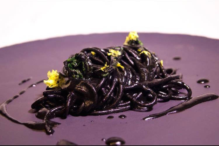 Galleria fotografica






Massimiliano Poggi, Al Cambio, Bologna

Uovo asparagi e parmigiano. Rappresenta la tradizione, non solo bolognese ma italiana. Chiaro che noi, con l'apparato di Altedo, abbiamo una fortuna che non tutte le regioni hanno: l'abbiamo in casa e di qualità assoluta! Riprendo la tradizione e trasformo le consistenze: a essere fritto non è più l'uovo ma la punta degli asparagi; il parmigiano non è più grattato ma viene reso cremoso con aggiunta di brodo di asparagi; aggiungo solo una parte di succo di asparagi crudi perché dà una notevole componente minerale amarognola. Un anticipo di primavera









Alessandro Panichi, Sotto l'Arco, Bologna

Canocchia, radicchio, bottarga e lampone. Dolce, amaro, acido e iodato (foto Bob Noto)









Isa Mazzocchi, La Palta, Borgonovo Valtidone (Piacenza)

Batarò con senape selvatica, pescegatto e pancetta. Una specie di pane schiacciato, con percentuale di polenta, ripieno di salumi piacentini (si serve soprattutto in val tidone). Piacenza in un batarò









Alberto Faccani, Magnolia, Cesenatico (Forlì-Cesena)

Triglia, amaretto, zafferano e limone. La dolcezza e la grassezza della triglia, la nota alcolica del liquore di mandorla, la profondità dello zafferano e l'aspro del limone. Un omaggio all'Italia e al Mediterraneo






