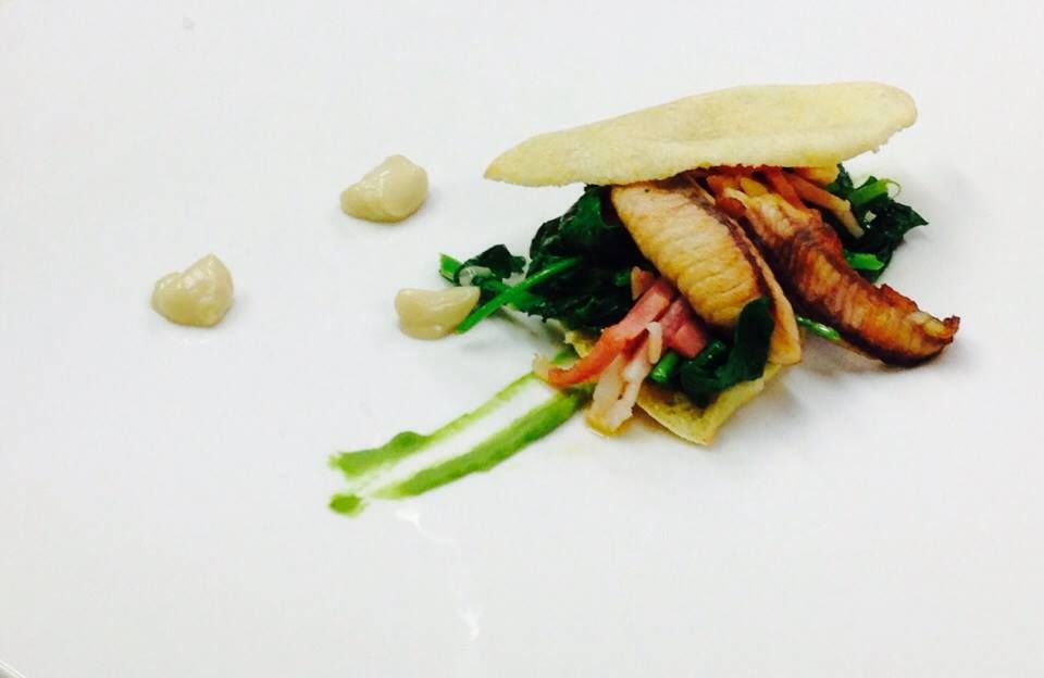 Galleria fotografica






Massimiliano Poggi, Al Cambio, Bologna

Uovo asparagi e parmigiano. Rappresenta la tradizione, non solo bolognese ma italiana. Chiaro che noi, con l'apparato di Altedo, abbiamo una fortuna che non tutte le regioni hanno: l'abbiamo in casa e di qualità assoluta! Riprendo la tradizione e trasformo le consistenze: a essere fritto non è più l'uovo ma la punta degli asparagi; il parmigiano non è più grattato ma viene reso cremoso con aggiunta di brodo di asparagi; aggiungo solo una parte di succo di asparagi crudi perché dà una notevole componente minerale amarognola. Un anticipo di primavera









Alessandro Panichi, Sotto l'Arco, Bologna

Canocchia, radicchio, bottarga e lampone. Dolce, amaro, acido e iodato (foto Bob Noto)






