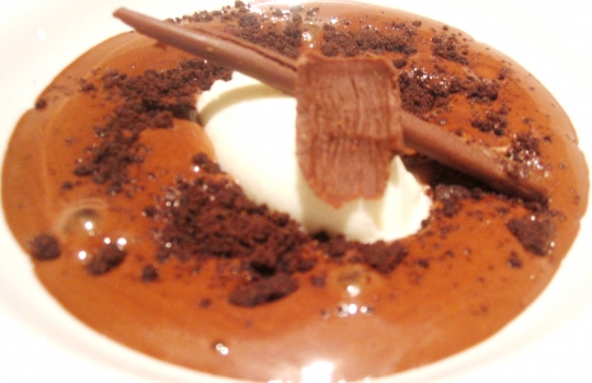 Galleria fotograficaSul piatto, occhiali da vista graduati diversi per impedire alle non-aquile di strizzare gli occhi come Jerry Lewis in quel famoso sketchIl pane in apertura al Devero. Al centro, quello di Eugenio Pol, "ciclope del pane" (cit. Meldolesi) che miete sempre pi&ugrave; clienti nell'alta ristorazionePatata soffice uovo e uova, capperi e limone, classicit&agrave; d'avanguardia al sifone che non stufaManzo Piemontese battuto al coltello, lamelle di foie gras, erbe aromatiche e salsa tartara, un altro classico di Enrico Bartolini. La costante &egrave; una sola: la carne del macellaio cremonese&nbsp;Franco Cazzamali.&nbsp;Variabili gli altri addendi. Non che la contingenza del foie gras dispiacciaTerrina di pesce azzurro in carpione, gamberi rossi e avocado fresco.&nbsp;Acido e dolce affilano le armi ma alla fine &egrave; pari e pattaLumache della Lomellina brasate con crema leggera di cipolle e prezzemolo, reminescenza del recente passato paveseBottoni all&rsquo;olio e lime con sugo di caciucco e polpo cotto alla brace.&nbsp;Ravioli adrianeschi con l&rsquo;acido fresco del lime che apre la strada tra prevaricanti fondali livornesiRisotto all&rsquo;olio con ceviche di scampi, olive taggiasche e pomodorini. Un centrato crossover pacifico-mediterraneo che non troveremo ancora per molto,&nbsp;&laquo;primo&raquo;, spiega EB,&nbsp;&laquo;perch&eacute; &egrave; la prima volta in vita mia che tengo in carta due risotti in contemporanea - l'altro &egrave; quello archetipale alle rape rosse e gorgonzola, ndr -. Secondo perch&eacute; ne ho pronto un altro che ho gi&agrave; assaggiato 12 volte senza mai stufarmi&raquo;. Inutile chiedere cos'&egrave;Risotto alle rape rosse e salsa gorgonzola, un po' la "Cuccurucuc&ugrave; Paloma" di Franco Battiato.&nbsp;&laquo;Ma io non mi stanco mai di eseguirlo&raquo;Branzino del mediterraneo pescato, cotto alla milanese con porcini e salsa verde. "Alla milanese" perch&eacute; impanato (col pane di Pol...) nel burro e poi fritto. Una pelliccia che sta bene, ingioiellata nei porciniAnguilla affumicata servita croccante con torcione di foie gras e pompelmo rosa, esplosione di sapori fin troppo detonanteFichi, vaniglia e mandorle, dolce concepito assieme a Mario Capitaneo, pasticcere 26enne dal futuro radioso&nbsp;(e fratello del sous-chef Remo)&nbsp;