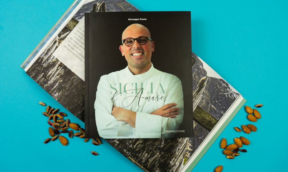 Giuseppe Costa ci conduce lungo la sua Sicilia d'A-mare, in un nuovo libro