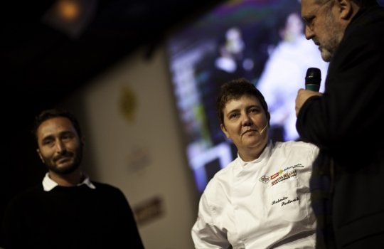 Galleria fotograficaDa sinistra, Massimiliano Alajmo delle Calandre di Rubano (Padova), Corrado Assenza&nbsp;del Caff&egrave; Sicilia di Noto (Siracusa) e Aimo Moroni del Luogo di Aimo e Nadia a MilanoUn sorridente Moreno Cedroni, cuoco della Madonnina del Pescatore di Senigallia (Ancona)A sinistra Paolo Marchi, a destra Claudio Ceroni. I due vertici di Identit&agrave; GoloseRoberto Restelli, a lungo curatore dell'edizione italiana della Guida MichelinLuciana Bianchi, giornalista italo-brasilianaGiuliano Baldessari, sous chef delle Calandre di Rubano,&nbsp;Padova; Alfredo Pratolongo, direttore comunicazione e affari istituzionali Heineken Italia e Paolo MarchiRodrigo Oliveira, cuoco paulista del Mocot&ograve;Pausa caff&egrave; allo spazio LavazzaDa sinistra, il giornalista Stefano Vegliani, il cuoco Carlo Cracco e il suop sous chef Matteo BaronettoMassimo Bottura dell'Osteria Francescana di Modena e Matteo Baronetto del ristorante Cracco di MilanoIl giornalista Gabriele Zanatta con Riccardo Monco e Italo Bassi, chef dell'Enoteca Pinchiorri di FirenzeRoberto ed Enrico (Bobo e Chicco) Cerea del ristorante Da Vittorio di Brusaporto (Bergamo)Alessandra Rotondi, sommelier romana di stanza a New YorkMatteo e Camilla Lunelli di Cantine Ferrari premiano i fratelli CereaGiulia Corradetti di Identit&agrave; Golose e Davide Scabin, chef del Combal.Zero di Rivoli, TorinoPremiati Oleifici Barbera premia Missy Robbins, cuoca americana di A Voce a New York. A destra, Paolo MarchiIl giornalista Andrea PetriniRosita Dassisti e Claudio Ceroni&nbsp;di Magenta BureauDi spalle, Marco Bolasco, direttore editoriale di Slow Food e Paolo Lopriore, cuoco del Canto di SienaChiara Quaglia e Piero Gabrieli di Molino Quaglia premiano il "pizzaiolo" Simone Padoan de I Tigli di San Bonifacio a VeronaMassimo Bottura, Osteria Francescana, ModenaEnzo Vizzari, direttore delle Guida ai Ristoranti Espresso e Paolo MarchiSulla sedia il pastaio Giovanni Assante, a terra il cuoco paulista Alex Atala con la sommelier Alessandra RotondiClaudio Ceroni e Paolo Marchi rendono omaggio ad Alessandra Piazzoni, colonna di Magenta BureauPaolo Marchi stretto tra la collega Livia Chiriotti e l'agronomo di Valhrona&nbsp;Jean-Fran&ccedil;ois DargeinFr&eacute;d&eacute;ric Bau,&nbsp;ma&icirc;tre p&acirc;tissier di ValhronaRen&eacute; Redzepi, chef del Noma di CopenaghenLa giornalista Livia Chiriotti con Luca Lacalamita, giovane pasticcere dell'Enoteca Pinchiorri di FirenzeHeinz Beck, chef della Pergola di RomaPaolo Marchi premia Missy Robbins e Claudio Sadler del ristorante Sadler di MilanoLe formule di Niko Romito, chef del ristorante Reale di Castel di Sangro (Chieti)Marchi con Paolo Donei del Malga Panna di TrentoGiovanni Minetti di Casa E. Mirafiore (a destra) consegna ad Alessandro Gilmozzi del Molin di Cavalese il premio di Artigiano della GolaAlfio Ghezzi della Locanda Margon di TrentoLa giornalista e scrittrice Alessandra MeldolesiAlfredo Zini di Fipe premia Viviana Varese del ristorante Alice di Milano: suo il premio&nbsp;Identit&agrave; vincenti a Milano