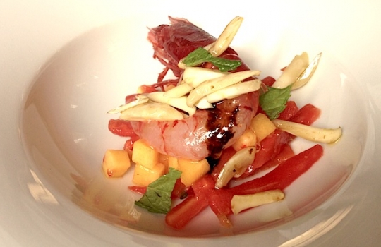 Galleria fotografica






Un'installazione eloquente al primo piano di Casa Puddu. La struttura in cui è inserito il ristorante ospita al primo piano una serie (molto mutevole) di opere d'arte di giovani artisti








La cantina dei vini del S'Apposentu ospita anche un numero notevole di forme di formaggio di varie stagionature (pecorino, soprattutto)








L'orto inserito nel complesso di Casa Puddu. E' il vero regno di Roberto Petza, che troverete molto abbronzato non certo perché se ne va al mare: trascorre ore a curare ortaggi e germogli da lui stesso piantati








Casa Puddu dall'esterno. Il complesso, risalente a inizio Novecento e ristrutturato di recente, offre un bell'esempio di liberty sardo (anzi campidanese, anzi della Marmilla) 








Galline razzolano nell'aia ricavata in un fazzoletto di Casa Puddu. Ve le ritroverete nel piatto in forma di brodo o carne (se non ci pensano prima le volpi del circondario, che vengono spesso a far strage di notte)





