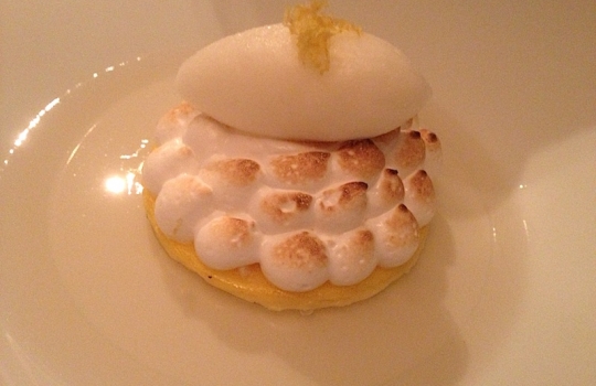 Galleria fotograficaLatte fermentato, Birra Moretti Grand Cru e pera salata
Il primo amuse-bouche &egrave; l&rsquo;embrione di una futura pietanza, nonch&eacute; un gi&agrave; discreto quadro di follia apreana: il latte &egrave; fatto fermentare a 40&deg;C per 4 giorni, la birra ridotta con agar agar e la pera salata, prevalente al gusto, &egrave; il lavoro su due testure (centrifugata e cruda). Partenza lanciataCrocchetta di patata e blu di bufala con ketchup di barbabietola
Gli stecchi reggono una crocchetta di patata &lsquo;classica&rsquo; (ma cotta nel sale, non in acqua), un erborinato a base di bufala (eretico per i campani, che ammettono solo il latte fresco) e in vetta, sotto l&rsquo;erba cipollina, un ketchup di barbabietola fresca rossa (che solo quello chiede una cottura di 7-8 ore, con aceto e zucchero). L&rsquo;acido e il grasso in un boccone, insomma. Cui se ne aggiunge un altro di chips di tapioca e peperoni di Senise (non inquadrate), in cui la tapioca &egrave; cotta come un risottoScampo, animella, patata e levistico
Ingresso recente in carta, conduce il cuoco a vincere le sue paure: "Non sono un amante delle interiora", spiega Aprea, "odio cuori, polmoni e milza". Ma l'animella serve a schiaffegare con armi amare il dolce dello scampo e della patata americana. Il levistico - al doppio volto di coulis e foglie - ci costringe ad aprire il vocabolario: sedano di montagnaQuaglia in petto e coscia, fegato grasso, cavolfiore e caff&egrave;
Una retroiezione ai sentieri d&rsquo;autunno british e pure francesi: la quaglia farcita al fegato grasso, il cavolfiore. E il caff&egrave; che per&ograve; si veste in vinaigrette fatta con olio di semi e aceto di Xeres: acido e amaro. Astenersi i cultori del genere quaglia e foie gras: ancora una settimana e sparisce dalla carta (cos&igrave; com&rsquo;&egrave; sparita da tempo la versione con la castagna al posto del cavolfiore)Il dolce e salato della Caprese
Il cuoco inizi&ograve; ad arrovellarsi nel gennaio 2012. Quattro mesi di spremitura di meningi e finalmente in carta apparve il piatto pi&ugrave; celebre del suo inter-regno milanese: la Caprese con cento virgolette. La sfera mozzarella-like &egrave; zucchero soffiato, un tono dolce che detona l'ortodossia salata: 3 pomodori in conserva (piennolo, datterino, ciliegino e un quarto in stagione, il corbarino), crostini di pane casereccio, filetti di acciughe, pomodori canditi, spuma, mini-bocconcini e neve di mozzarella ad ammantare con cristalli di sale e un giro di pepe un campo che al fondo malcela un'emulsione di basilico. Facile? Ceeerto, chiedete al cuoco quanto ci ha messo solo a trovare la quadra della sfera. GoduriaUovo, patata, bagoss e tartufo
Sfere di vetro borosilicato (in pratica, mantiene le temperature) double wall chiudono un uovo di quaglia cotto in bassa, crostini di pane, una vellutata di bagoss dei Guffanti, sifonata di patata di Avezzano e scaglie di nero umbro. Quand'era a Napoli, Aprea usava il caciocavallo podolico 36 mesi. Ma quass&ugrave; siamo al Vun e quindi viva il bagossRiso carnaroli, peperoni di Senise, trippa di baccal&agrave;, aglio e origano
Difficile trovare un napoletano/campano cotto di risotto: con questo piatto, Aprea riproduce lo schema amaro/dolce/grasso/selvatico che al Comandante di Napoli metteva in scena col risotto zucca, caff&egrave; e quaglia. E' il primo step di un piatto che trover&agrave; compiutezza nell'imminiente carta primaverileSpaghetto di Gragnano in bianco di pummarola, acciughe e basilico
Ritroviamo qui un espediente heinzbeckiano, che a Identit&agrave; London qualche anno fa, per non scontentare bianchisti e rossisti degli spaghetti alle vongole, cosse gli spaghetti in acqua di pomodoro. Aprea mette gli spaghi met&agrave; tempo in acqua e met&agrave; in acqua di pomodoro, "ottenuta mettendoli a frullare e filtrare tutta una notte". Il piedistallo dell'avvoltolamento &egrave; il verde del basilico. Sopra, pomodori canditi. La pummarola non d&agrave; colore ma arriva al naso col piatto distante anche un metro. Pronto a primaveraTortello con coda di bue, radice di soncino, funghi pioppini e senape
Qui ci si sintonizza su frequenze romane: la vaccinara, "che in verit&agrave;", precisa Aprea, "&egrave; come la genovese dei napoletani ma con meno cipolla". Geoconfusi? Tranquilli, l'amaro della radice di soncino e il piccante leggero della senape riassettano sulle giuste coordinate palataliScorfano, scarole, olive nere e acquapazza
Mancano le pantofole e per il cuoco &egrave; come tornare a casa. Spaventevole per applicazione, la tecnica che sta dietro al togo&nbsp;(stesso nome dello snack pop) di olive nere in cima al piatto, una componente tutto sommato marginale del piatto: chiude una purea di olive nere paraffinata, stesa su un silpat e seccata per 4 ore, cotta in forno, essiccata a 60&deg;C e farcita con farcia di ricotta. "Son partito dal concetto delle lingue di gatto". Per arrivare lontanoMaiale nero, scorzonera, mela annurca, noci e nocillo
Piatto richiestissimo, incrocia nord e sud (e il maiale, a volte &egrave; casertano, altre &egrave; mora romagnola). Le materie di gi&ugrave; si mettono in discussione sbattendo sulle radici del nord (che poi &egrave; un buon sunto del percorso del nostro cuoco)