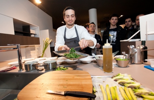 Galleria fotograficaCoda fuori dallo showroom Agape, via Statuto 12, per il piatto di Andrea BertonIl piatto di Berton:&nbsp;Focaccia di Recco con controfiletto di manzo crudo e composta di pomodoro piccanteAndrea BertonArclinea, corso Monforte 28: si preparano i fratelli&nbsp;Christian e Manuel Costardi, cuochi del ristorante Cinzia di VercelliL'imbuto di metallo per infilare il risotto nel barattolo warholiano. Alle spalle di Christian Costardi, Giulia Corradetti di Magenta BureauCostardi&rsquo;s tomato rice (omaggio a Andy Warhol)Manuel e ChristianLa gente godeCesar in via Larga 23, presidiato da&nbsp;Giovanni Ruggieri del ristorante Refettorio