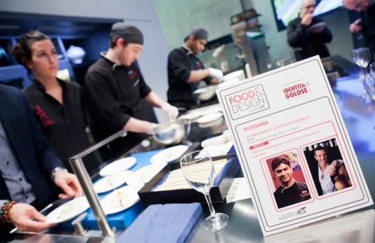 Galleria fotograficaCoda fuori dallo showroom Agape, via Statuto 12, per il piatto di Andrea BertonIl piatto di Berton:&nbsp;Focaccia di Recco con controfiletto di manzo crudo e composta di pomodoro piccanteAndrea BertonArclinea, corso Monforte 28: si preparano i fratelli&nbsp;Christian e Manuel Costardi, cuochi del ristorante Cinzia di VercelliL'imbuto di metallo per infilare il risotto nel barattolo warholiano. Alle spalle di Christian Costardi, Giulia Corradetti di Magenta BureauCostardi&rsquo;s tomato rice (omaggio a Andy Warhol)Manuel e ChristianLa gente godeCesar in via Larga 23, presidiato da&nbsp;Giovanni Ruggieri del ristorante RefettorioGiovanni Ruggieri con la sua&nbsp;Crema di patate con tarassaco all&rsquo;aceto di moscato, asparagi e salsa al crescioneGiovanni RuggieriTutti da Dada in via Larga, angolo piazza Santo Stefano, per&nbsp;Fabio Pisani e Alessandro Negrini di Aimo e NadiaFabio PisaniSpaghetti di Benedetto Cavalieri in cous cous con mozzarella di bufala campana, pomodori pugliesi &ldquo;al filo&rdquo; e profumo di limoni della CostieraLa granelle di cous cous &egrave; ricavata da spaghettoni frullati a crudoDa De Longhi, via Borgogna 8, c'&egrave; Alice Delcourt dell'Erba BruscaAlice DelcourtUltimo giro d'olio per il&nbsp;Cous cous speziato con erbe aromatiche, albicocche e zuccaMatteo Torretta ha cucinato allo Scavolini Store di piazza MissoriA destra Matteo Torretta, chef de Al V Piano di MilanoSotto al minipimer,&nbsp;Finto risotto di finocchi al sentore di sambucaLa spuma &egrave; di sambucaMatteo TorrettaDa Valcucine, corso Garibaldi 99, c'&egrave; il Ratan&agrave; di MilanoCesare Battisti, boss del Ratan&agrave;Il Risotto con verdure e erbe di primavere fresche, cotte e croccanti di BattistiTutti insieme appassionatamentePaolo MarchiOttava tappa: Febal, via FatebenefratelliIn secondo piano, Giovanni Giberti di Pav&eacute;&nbsp;Il Tiramisuper di Giovanni GibertiPer Giberti, 3 preparazioni diverse in 3 giorni: nei primi due, la&nbsp;Barbajada e&nbsp;Lime basilico e fragole
&nbsp;E' il turno di Ilve, via Giulio RomanoC'&egrave; Viviana Varese del ristorante AliceE la sua Passatina di pomodoro con ricotta e sgombriTappa finale, Rossana&nbsp;in via Turati 6
&nbsp;