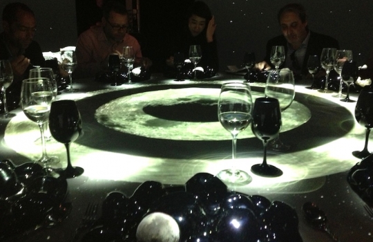 Galleria fotografica






Le prove generali








Prove del primo atto: al centro, il Bonsai di pica-pica


















Comincia la nostra esperienza: occhio all'indirizzo del centro Arts Santa Monica








Fuori staziona il van di Girona con tutto il nécessaire commestibile








Dentro, la targa coi ringraziamenti a tutti coloro che hanno lavorato al progetto








Per arrivare al set dell'opera si attraversa una mostra che proietta in oblò teaser coi motivi anticipatori di quel che troveremo dentro








Un altro teaser








Il set prima delle trasmissioni













Si parte








Una spirale ci introduce al viaggio








Al centro del tavolo, nascosto tra bonsai (un classico rochiano), pica-pica di bon bon rappresentativi di vari paesi: cevice peruviano, guacamole messicano, cous-cous marocchino...








Commensali spiazzati








Il sogno ha inizio: l'atto primo mette in tavola la Luna, sfere di tartufo bianco e nero con distillato terrestre





