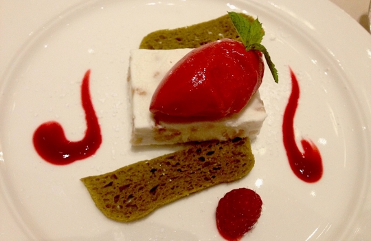 Galleria fotografica






L'ingresso di Palazzo Parigi








Carlo Cracco e il sommelier milanese Matteo Ghiringhelli. In serata berremo bollicine Giulio Ferrari, Malvasia Istriana di Vie di Romans e una mirabile Barbera 2001 di Vigneti Massa. 720 le referenze in carta inserite da Ghiringhelli: 60% italiane, 30% Francia, 10% resto del mondo








Carlo Cracco (in fasci di beatitudine per colpa del pessimo fotografo) con un ragazzo della brigata di Palazzo Parigi. L'executive è Diego Giglio, una lunga militanza in via Victor Hugo al fianco di CC e del corregionale piemontese Matteo Baronetto: "Da Matteo ci divide solo la fede calcistica", scherza Giglio, nato a Carmagnola, "juventino io, granata lui"








Quattro dei tavoli in sala, tutti in posizione angolare, sfoggiano questi divani perfetti per cene chick to chick








Alle pareti specchiere, stucchi e arazzi di pregio. Si nota un camino








Sfavillanti lampadari in vetro di Murano








Cozze e salsiccia, pronti via e subito due simboli cracchiani nel medesimo piatto. Il fondo è ghiacciato, incommestibile








Uovo di quaglia all'alpestre, uovo crudo e crunchiness balsamica








Sfilacci di burrata, pomodoro confit, salsa di crostacei e semi di passion fruit. Molto gustoso








Gamberi di Santa Margherita (carnosissimi) profumati alla melissa, fagiolini e lamponi








Risotto pomodoro, capperi, olive e maggiorana. Il pomodoro non balza alla vista ma al palato, con una prevaricante acidità 








Ravioli(ni) di patè di carne e colatura di alici. Terra e mare che ultramaturano. Un piatto prepotente, a sorpresa servito freddo








Orata, sedano e mela verde. Il guazzetto è servito a parte (vedi lo shot sullo sfondo)








Petto di piccione allo spiedo con rape bianche





