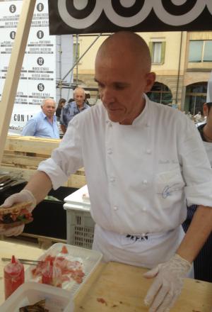 Galleria fotograficaFabio Pisani di Aimo e Nadia e il suo partner della rassegna, Davide Longoni del panificio LongoniPer Pisani e Longoni, un'apprezzatissima Rosetta di Petra con cicerchie, ciocriette selvatiche e ricotta marzoticaMarco Valletta dell'Accademia del pane e Maria Grazia Attolini della Dolcetteria di Rimini. Per loro Tondo morbido di glutin&ograve; all'origano con polpa di trota del Sile e zucchine marinate all'agretto&nbsp;(foto Sarah Scaparone)Aurora Mazzucchelli del ristorante Marconi di Sasso Marconi (Bologna) era in coppia con Massimo Vitali del panificio Vitali di Cesenatico (Forl&igrave;-Cesena)Per loro anche un insolito tocco di cioccolato tra due fette di Ciabattina di Petra con fiocchi di germe di grano, ripiene anche di formaggio ragusano, origano sicliano e olive fresche. Rievocazione di memorie d'infanzia per la MazzucchelliSimone Padoan de I Tigli di San Bonifacio (Verona) era in tandem con Pietro Freddi dell'omonima forneria di Casto (Brescia)Per loro, un Tondo morbido di Petra con farina di piselli germinati con tonno, ruchetta, cipolla in carpione, alga nori e yogurt alla senape. Un hot dog di tonno, insomma, quello di Padoan/Freddi, giocato sul concetto di "maiale del mare"Marco Stabile dell'Ora d'Aria di Firenze e Alessio Cecchi dell'Antico Forno Bacci di Campi Bisenzio (Firenze)Stabile/Cecchi: Ciabattina di Petra, mortadella di Prato, cavolo cappuccio, pecorino marzolino, scorza di lime e ketchup di peperoni (foto Sarah Scaparone)