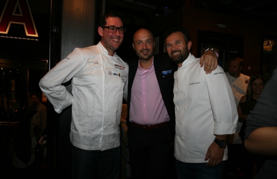 Galleria fotografica






Giuseppe Rambaldi del Combal.Zero, in sostituzione dello chef Davide Scabin, Mario Batali, Babbo e tanto altro a New York e Cesare Battisti, Ratanà a Milano








Ravioli gamberi e basilico con burro e zucca di Mario Batali








Penne con crema di peperoni di Cesare Battisti








Riccardo Felicetti e Pavia Rosati








Mario Batali e Alex Pilas, responsabile delle cucine di Eataly New York








Moreno Cedroni, ristorante Madonnina del Pescatore di Senigallia (Ancona) e Dave Pasternack, Esca a New York City








Baccalà e lepre in salsa di lamponi di Moreno Cedroni








Crudo con mele e rape di Dave Pasternack








Alessandra Rotondi, Moreno Cedroni e il suo sous chef Luca Abbadir








Berlucchi nei calici








I protagonisti della cena del primo giorno in Birreria di Eataly: Alex Pilas, Carlo Cracco, Matteo Monti, Mauro Uliassi, Giuseppe Rambaldi, Cesare Battisti, Mark Ladner, Katia Delogu, Mario Batali e Claudio Ceroni di Magenta Bureau








Appuntamento al buio, il dessert di Katia Delogu








Sala piena sul tetto di Eataly








Batali fotografa Massimo Bottura e Daniel Boulud, protagonisti della prima lezione del secondo giorno








Massimo Bottura, Sara Peirone di Lavazza e Paolo Marchi








Batali, Boulud, Bottura








Massimo Bottura, il suo secondo Takahiko Kondo e il neo-cuoco di Taglio a Milano Domenico Della Salandra








L'Uovo in gelatina di Daniel Boulud








Sara Jenkins, Porcena a New York e Mauro Uliassi, Uliassi a Senigallia (Ancona)








Audience attenta e divertita








Spaghettoni al pomodoro (di ogni colore e gusto, sei o sette tipi diversi) di Sara Jenkins








I Gamberi crudi in crema di pomodori e prugne di Mauro Uliassi








 Con Claudio Ceroni di Magenta Bureau, i protagonisti della seconda cena alla Birreria di Eataly. Da sinistra: Massimo Bottura, Moreno Cedroni, Cesare Battisti, Viviana Varese, Lidia Bastianich, Katia Delogu, Fortunato Nicotra e Alex Pilas





