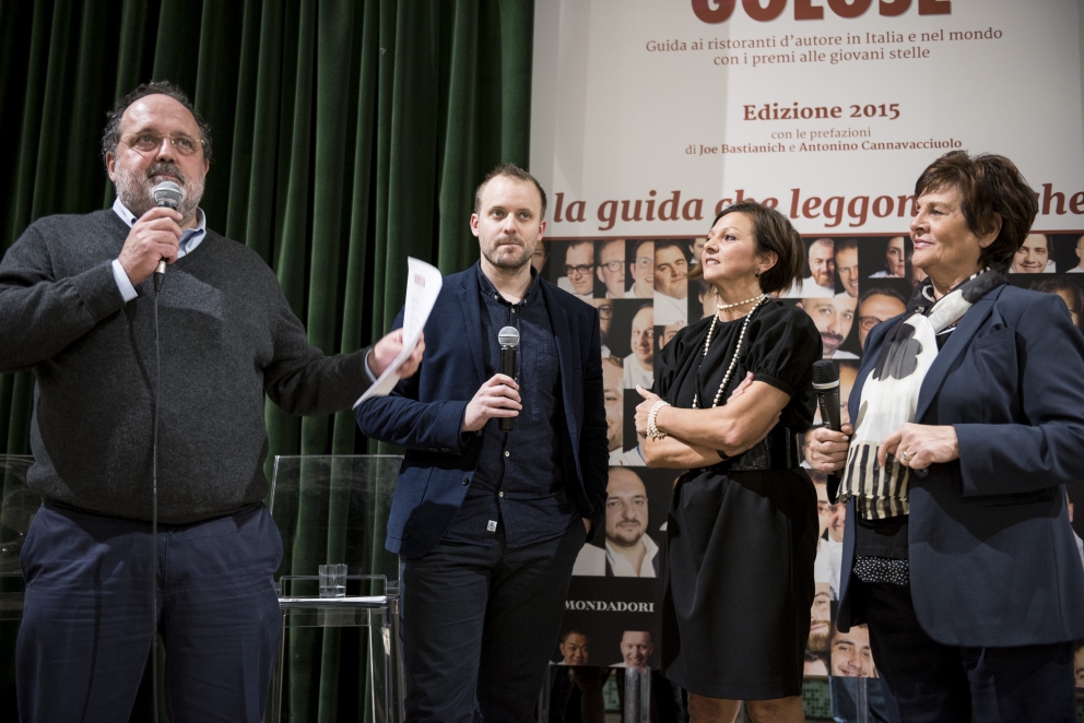 Galleria fotograficaEataly Smeraldo di Milano gremito per la presentazione della guida Identit&agrave; Golose 2015.Sul palco che spesso ospita concerti è di scena questa volta Paolo Marchi, fondatore e curatore della guida. Con lui anche Claudio Ceroni di Magenta Bureau, il braccio operativo di IG.Un'altra immagine, dall'alto......e via all'evento. Claudio Ceroni, al centro, invita sul palco il "padrone di casa" Oscar Farinetti. Coi due anche la presentatrice della serata, Tarsia Trevisan.Poi è la volta di Paolo Marchi, qui con Stefano Peccatori, direttore generale libri di Mondadori Electa, che edita la guida per il secondo anno consecutivo.Partono le premiazioni. Il primo a salire sul palco &egrave; Fabrizio Ferrari, chef de Al Porticciolo 84 di Lecco, a lui va il "Birra in cucina", premio Birra Moretti. Glielo consegna Alfredo Pratolongo, Direzione comunicazione e affari istituzionali di Heineken Italia.Sono tre i premiati, invece, da Ruinart (per mano del senior brand manager, Riccardo Caliceti, sulla destra) per la Migliore carta dei vini e dei distillati: Walter Meccia, Edoardo Boncinelli e Gabriele Fedeli, de Il Palagio, ristorante del Four Seasons di Firenze.&nbsp;Grandi applausi per il Migliore sommelier. Che &egrave; una donna, la giovane Elisa Bellavia del Cinzia - Da Christian e Manuel&nbsp;di Vercelli. A premiarla &egrave; Carlo Bianchi, Area manager NordOvest di Cavit.Il premio Ebnt va al Miglior ma&icirc;tre, in questo caso Maniel Miliccia, sorridente sulla destra: lavora al Piazza Duomo di Alba (Cn). A consegnargli il riconoscimento &egrave; Alfredo Zini, presidente dell'Ente bilaterale nazionale turismo.Piero Gabrieli, direttore marketing di Molino Quaglia, consegna poi il premio Petra-Molino Quaglia per il Miglior cestino del pane a Monica Magnini, del ristorante Guido da Costigliole di Santo Stefano Belbo (Cn).E' il turno della Sorpresa dell'anno, che giunge dalla Romagna: a Montiano (Fc) c'&egrave; infatti il ristorante Le Giare di Gianluca Gorini, discepolo di Paolo Lopriore. Per lui il premio Bonaventura Maschio direttamente dalle mani di Anna Maschio, una delle giovani anime dell'azienda di famiglia.