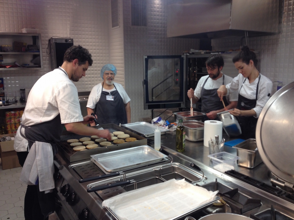 Galleria fotografica






PENSIEROSO. Ore 16.30 Massimo Bottura riflette in piazzale Greco prima del servizio








Il latte? Si utilizza solo quello che scade il giorno stesso








Frutta e verdura dall'Expo: ammaccata ma buona








Imperativo dietro le quinte: differenziare sistematicamente tutti i rifiuti








Men at work








Chili di fragole per il sorbetto finale. Le telecamere sono per un documentario che racconterà questi primi mesi di Refettorio Ambrosiano








Il pane è un dono di Jean Marc Vezzoli. Affetta Zanatta








Mise en place francescana








In cucina: l'australiano Beau Clugston (Noma) e la canadese Jessica Rosval (Osteria Francescana)













La base del dessert finale: fragole e banana cake





