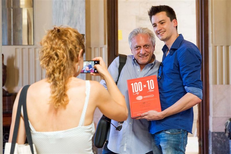 Galleria fotograficaLa presentazione di "100 chef x 10 anni": il microfono a Claudio Ceroni, patron MAGENTAbureauPaolo Marchi con Massimo BotturaGli chef affacciati alla balconata della Stazione Centrale di MilanoIl saluto degli chefSpazio agli autori e ai curatori di "100 chef x 10 anni": Giulia Corradetti, Annalisa Cavaleri, Carlo Passera. Con loro, Claudio Ceroni e Paolo MarchiLuciano Monosilio, Luca De Santi, Anthony Genovese, Cesare Battisti, Francesco ApredaClaudio Ceroni intervistatoPaolo Marchi, Massimo Bottura e Stefano Peccatori, direttore generale di Mondadori ElectaAlessandro Negrini, i fratelli Costardi e Davide ScabinDavide Oldani