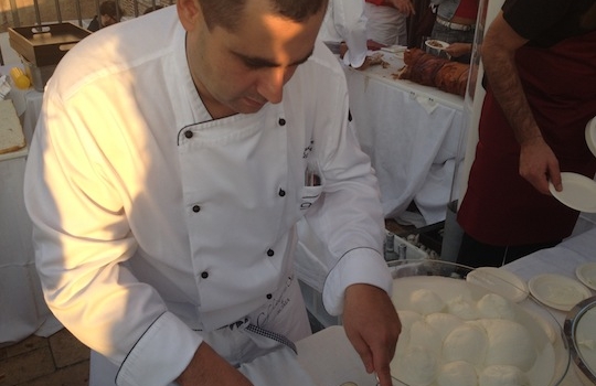 Galleria fotograficaPalloncini rossi in piazza di Spagna: via a Chef sotto le stelle 225 gradi, sole e tanti sorrisiLa terrazza del Palazzetto dell'Hotel Hassler, prologo dell'eventoA sinistra, il colombiano Roy Caceres di Metamorfosi e&nbsp;Massimo D'Innocenti di Casina ValadierA destra, Michele Gioia del Cesar della Posta VecchiaGianfranco Pascucci scherza con Alessandro Circiello e&nbsp;Anna Dente dell'Osteria di San CesarioDino De Bellis