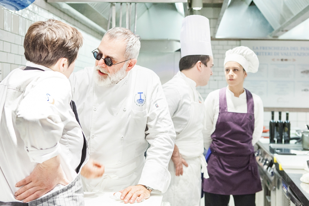 Galleria fotografica






L'ingresso di Eataly Smeraldo a Milano, vestito a festa per il decennale. Il primo Eataly aprì al Lingotto di Torino il 27 gennaio 2007. Milano inaugurò nel marzo 2014









121 i coperti della cena celebrativa milanese, distribuiti al secondo piano









Antonia Klugmann si prepara









Foto di gruppo prima della cena. Si incaricano dell'introduzione della serata, dei cuochi e dei piatti Stefano Murialdo, direttore di Eataly Milano (al centro) e Gabriele Zanatta di Identità Golose (a sinistra)









Bartolini, Tokuyoshi, Berton, Ruggieri e Tassa









Ruggieri, Tassa, Klugmann e Varese














Enrico Bartolini






