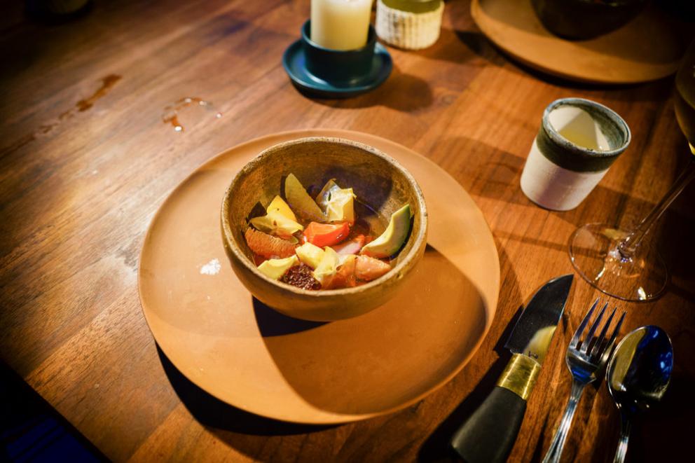 Galleria fotograficaChampagne&nbsp;Louis Roederer&nbsp;2009, Blanc de blancs
Pi&ntilde;uela e tamarindo
Pi&ntilde;uela&nbsp;e tamarindo, da vicino
Vongola regina dal golfo di California
La vongola da vicino
Saluto con pomodori disidratati e chapulines&nbsp;
Brodo freddo di masa con lime e fiori del momento
Mead, birrificio&nbsp;Escollo, stato di&nbsp;Quer&eacute;taro
Cocco giovane e caviale
Vino: Presencia Casual 2014, da uve Semillon,&nbsp;Luis-Antoine Luyt, Cile
