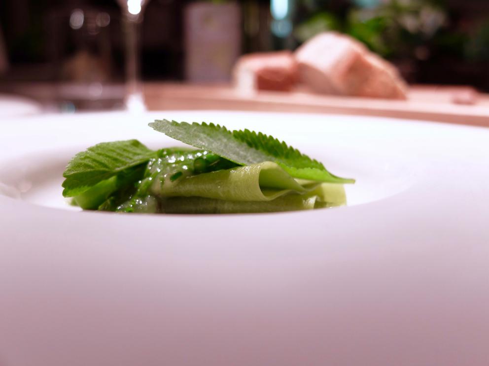 Galleria fotografica






La nostra splendida cena da Antonia Klugmann nelle foto di Tanio Liotta. Si inizia con Fagottino di bieta sbollentata, carota candita, curcuma, peperoncino, succo di limone e trifoglio









Cozza di Sistiana, bottarga (in gel e grattugiata), zenzero candito, prezzemolo, coriandolo e nigella: buonissimo









Baccalà mantecato e rapa rossa: il baccalà mantecato con evo, tre espressioni della rapa (centrifugata, cruda tagliata sottile e affumicata)









Gambero rosa crudo e friggitello alla fiamma, salsa del friggitello, bisque di gambero, dragoncello









Midollo di manzo e cime di broccolo, il suo gambo in salamoia, una sua centrifuga, la foglia spadellata, silene, olio, polvere e purea di bergamotto: piatto indimenticabile









Insalata: asparagi verdi sbollentati e poi scottati in padella, lattuga dell'orto, borragine essiccata, il suo gambo cotto in acqua e burro, stellina odorosa, centrifuga di acetosa. Altro piatto da Oscar, la composizione cambia di giorno in giorno, dipende da quello che si trova









Golosità pura, ma anche soavità da grandissima cucina: Fegato e cuore di agnello alla brace in retina di maiale, fave e piselli croccanti, germogli di pisello, crema all'aglio dolce









Trippa fagioli, polvere bruciata ed edera: la trippa è la cosiddetta cuffia, viene bollita in modo classico nel brodo vegetale, quindi tagliata a fettuccine e rosolata, poi bollita di nuovo in brodo di ossa di maiale affumicate. Quindi cenere di sedano nero, carote e cipolle, edera di campo raccolta la mattina stessa, fagioli borlotti «del nostro giardino». Altro grandissimo piatto, come rendere la trippa elegante e complessa









Spaghetti alla seppia e il suo nero, «questo è comfort food» ci dice Romano De Feo. Ma buonissimo: lo spaghetto di Gragnano viene mantecato in una salsa al fegato di seppia, quindi pepe del Nepal per una nota agrumata, il nero e la seppia cruda









Un nuovo risotto: Riso Motta, parmigiano, spinacino selvatico cotto e crudo, olio al ginepro, saba al parmigiano e grappa. «Questo è un piatto che mi è venuto in mente durante una degustazione alla Premiata Distilleria Pagura 1879 di Castions di Zoppola», la più antica del Friuli. Interessantissimo, noi ci sentiamo persino il profumo del panettone









Asparago bianco, acqua di mandorle e fiori di rosmarino: l'asparago viene messo nella stagnola e cotto al forno con poco burro, in modo da farlo restare umido ma donargli una nota grigliata. Poi c'è anche un po' di sambuco






