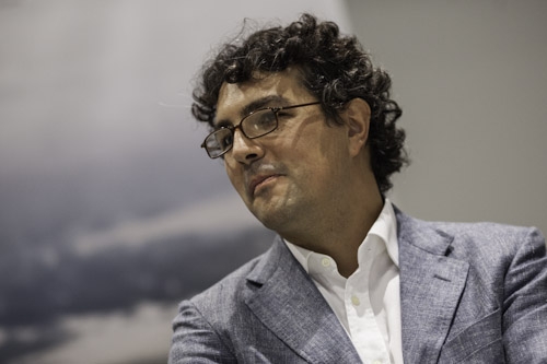 Galleria fotograficaHangar Bicocca, via Chiese 2, Milano. Per la prima volta teatro della presentazione della Guida di Identit&agrave;, &egrave; uno spazio polifunzionale nato nel 2004 dalla riconversione a spazio d&rsquo;arte contemporanea di un ex stabilimento appartenuto alla BredaAperto da gioved&igrave; a domenica, dalle 11 alle 23L'Hangar &egrave; anche HB Kids, programma di attivit&agrave; concepito apposta per i bimbi dai 12 ai 14 anni e le loro famiglie&nbsp;I Sette Palazzi Celesti di Anselm Kiefer, mostra permanente dell'HangarCon le permanenti, anche splendide mostre temporanee come Unidisplay di Carsten Nicolai, a&nbsp;cura di Chiara Bertola e Andrea LissoniSedie in attesa della conferenza di Identit&agrave;Claudio Scavizzi, regista di produzione, Magenta BureauRiunione pre-conferenza: Cinzia Benzi, colonna commerciale di Identit&agrave; Golose e Paolo MarchiAll'accoglienza: Annalisa Bianchi ed Elisa Pella di Magenta BureauClaudio Ceroni, presidente di Magenta Bureau, l'altra met&agrave; di Identit&agrave; GolosePaolo Marchi, l'altra met&agrave; di Identit&agrave; Golose, curatore della GuidaMain sponsorCarlo Cracco, ristorante CraccoOre 10.30, la sala inizia lentamente a riempirsiOre 11, la sala &egrave; gremita. In foto si riconoscono, da sinistra, Lorenzo Cogo, Fabio Pisani,&nbsp;Antonio Santini, Stefania Moroni, Gennaro Esposito, Mario Peqini, Alessandro NegriniTarsia Trevisan, giornalista di Class Life e splendida conduttrice della giornata