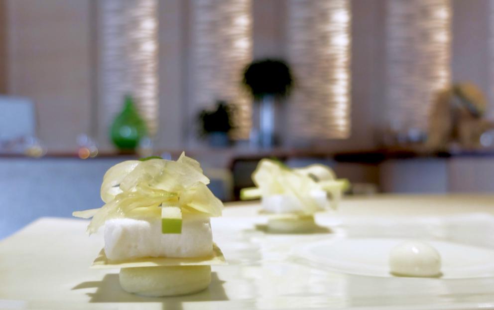 Galleria fotograficaUn pranzo spettacolare grazie a Michela ed Emanuele Scarello. Lo raccontano gli scatti di Tanio Liotta. S'inizia con gli appetizer: Sfera di zucchine trifolate e gel di menta, Cono di insalata russa e farina di ceci, Cialda di fagioli, lenticchie e amaranto e patate di Godia, Spugna di erbe verdi e cipolla fondente, Meringa al formaggio soffiato, Croccante di pistacchi, Grana Padano e caff&eacute;. E ancora: prosciutto crudo San Daniele Dall'Ava, grissini di polenta, ricotta fresca con erba cipollina
Gocce di cipolla con siero di latte, aglio orsino e caviale: piatto insieme delicato e di classe
Parfait di seppia con il suo nero e tuorlo candito al burro. La seppia &egrave; prima cotta a poi tostata, la consistenza perfetta
Solo d&rsquo;alghe,&nbsp;la mia insalata di mare: piatto indimenticabile, &laquo;non ci sono cozze, seppie n&eacute; rucola&raquo;, bens&igrave; sette tipi d'alga e quattro piante alofite, poi panna cotta salata al bergamotto, maionese d'agrumi, yogurt al pompelmo... Quindi acqua di mare, si degusta con un vermuth agricolo Santon aromatizzato al santonego, ossia l'artemisia di Grado. Eccelso, il piatto compie un anno di vita, &laquo;ne dedichiamo ogni anno uno al mare&raquo;
Erbe di campo&nbsp;con tartare di crostacei e brodo d&rsquo;asparagi
Tortelli di carciofo violetto&nbsp;con filetto d&rsquo;agnello, aglio dolce e crema soffice di topinambur
Traduzione della Tradizione:&nbsp;la pasta e fagioli di Scarello, con aglio gentile e aria di Grana Padano
Scarello&nbsp;rielabora&nbsp;cos&igrave;, in modo magistrale, un risotto all'ossobuco, con crema soffice allo zafferano e fondo di stinco
Bon bon&nbsp;di foie gras e polvere di lamponi. La pasta &egrave; fatta con latte e kuzu, un amido che deriva da una pianta d'origine asiatica
La via delle spezie:&nbsp;piccione con caff&egrave;, macis, curcuma, cardamomo e coriandolo. Grandissimo piatto, &laquo;Udine&nbsp;&egrave; sulla via dei cramars, ossia dei mercanti di spezie carnici che da Venezia portavano le loro mercanzie&nbsp;al Nord Europa&raquo;
Foglie di salvia, finocchio, kaffir lime, menta, fiore di loto e nasturzio prima essiccate e poi passate nello zucchero
Crema di riso,&nbsp;gelato di limone bruciato e olive taggiasche
