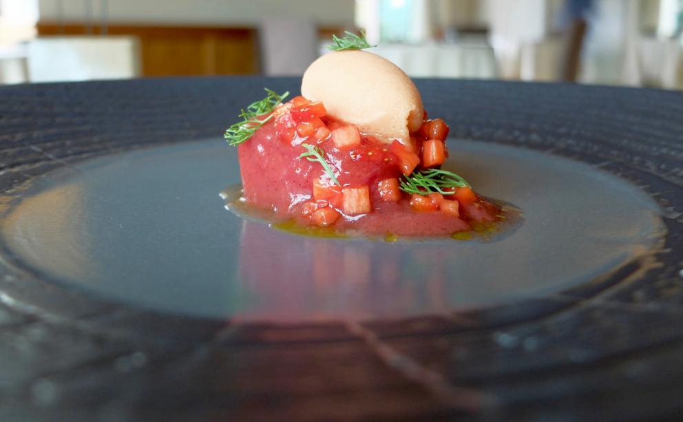 Galleria fotografica






Uomini e donne de La Tana Gourmet quasi al completo: da sinistra Alessandro Dal Degan, il pastry chef Denny Caliaro, Marco Perin, Jacopo Robelli, Giada Mastrotto, Enrico Maglio. Le foto sono di Tanio Liotta









Salsa all'uovo, pecorino e pepe con cracker ai cereali









Chips di patate, carote e amaranto









Cipolla, crème fraîche, ristretto di pollo, crusca, pepe arancio (ossia foglie di Zanthoxylum beecheyanum). Gran piatto









Ricotta, latticello, finferli, crema di gambo di carciofo, foglie e fumo di larice









Lumache stufate nel fieno, crema di erbe di campo, pane al muschio, crema di ginepro, peperone del piquillo









Orzo: terra ed acqua. Ossia orzo mantecato con l'Asiago, fagioli neri (la buccia in mantecatura, il resto in polvere), katsuobushi, lattuga di mare, scampi, limone candito al sale. L'orzo, così risottato, «non scuoce mai»









Pasta, pomodoro ed erbe, ne abbiamo già parlato









Uovo in tegame, 10 erbe, 3 sorprese (coriandolo fermentato, crema di bosco, salsa rustica, «ossia un ketchup nostrano»)









Lingua, carciofo, mirto. Un piatto delizioso, la lingua viene prima cotta per 24 ore, poi piastrata









Anguilla, sugo di capriolo, barbabietola, ibisco e polvere di rose: in una cena di altissimo livello, qui il nostro unico appunto, c'è fin troppa complessità









Sella di capriolo alla resina di ginepro, funghi trombette, sedano rapa e geranio. Perfezione e purezza






