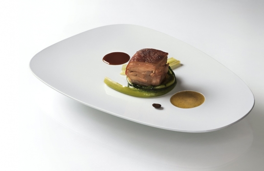 Galleria fotograficaSi parte con gli amuse-bouche, tra i quali anche uno spicchio di pizza, nella versione &ldquo;a vapore&rdquo; brevettata da Massimiliano e Raffaele (ne abbiamo parlato qui). Buona, &egrave; buona; poi, rende bene il tentativo delle Calandre di scrollarsi di dosso l&rsquo;ampollosit&agrave; del tristellato per indossare abiti pi&ugrave; casual (foto Passera)SCAMPI TOSTATI CON "FORMAGGIO" FRESCO DI LATTE DI FAVE, RADICCHIO E MELE
Formaggio tra virgolette, perch&eacute; si tratta in realt&agrave; di un tofu ottenuto da latte di fave fatto cagliare con l'aggiunta di nigari, un cloruro di magnesio estratto dall'acqua di mare. Fa da base agli scampi tostati. Il piatto &egrave; fresco e aromatico, anche per il forte impatto delle note agrumate dovute all'uso di succo di limone nella preparazione del tofu e poi dell'essenza spray di limone, della linea In.gredienti, che viene spruzzata a mise en place terminata, andandosi a fondere in difficile equilibrio con i sentori amarognoli del radicchio e quelli dolci della mela. La carnosit&agrave; iodica dello scampo, comunque, ne risulta perfettamente rispettata. La ricetta &egrave; raccontata dallo stesso Alajmo. Che poi dice: &laquo;E' una delle prime preparazioni che evidenzia la sensazione lattica di un vegetale. Caratteristica dominante &egrave; la leggerezza, unita alla percezione di totale integrit&agrave; di scampi, fave, mela, delle materie&raquo;&nbsp;(foto Sergio Coimbra)CAPPUCCINO DI SEPPIE AL NERO
Forse il piatto icona delle Calandre, giustamente imitato tanto da apparire oggi &ldquo;normale&rdquo;, perch&eacute; entrato stabilmente &ndash; nelle sue infinite varianti possibili &ndash; nel canovaccio della cucina d&rsquo;autore. Di perfetta armonia. Online si trovano decine di ricette per farselo a casa, ma forse conviene passare dal reparto gastronomia a Rubano, dove troverete le due componenti &ndash; la crema di patate e la seppia al nero &ndash; separate, sottovuoto, gi&agrave; dosate e pronte da portare e unire a casa (foto Wowe)Dice Alajmo: &laquo;Inizialmente servito in un piatto fondo, ha trovato poi forma nella trasparenza. Un bianco e nero verticale, enfatizzato dal ricordo perimetrico della seppia, un gioco votato a rivalutare la dignit&agrave; degli ingredienti poveri. Il cappuccino, rappresentato da un gusto basico-sapido, si pu&ograve; paragonare a un tiramis&ugrave;: la patata si traveste da mascarpone e la seppia da caff&egrave;. Semplice e avvolgente, stimola la salivazione in un compiacimento gustativo dai tratti infantili&raquo;CANNELLONI CROCCANTI DI RICOTTA E MOZZARELLA DI BUFALA CON PASSATA DI POMODORO
Un po&rsquo; come la pizza: madeleine quasi disarmante che rievoca casa, sapori familiari, atmosfere conosciute. A volte Massimiliano Alajmo viene accusato di essere troppo freddo, cerebrale, perfetto in una sorta di algidit&agrave; d&rsquo;autore. Questo piatto pu&ograve; anche essere la sua risposta, di indubbia classe (foto Wowe)Dice Alajmo: &laquo;Candele friabili e cremose dal sapore di pizza conducono inevitabilmente i polpastrelli al gioco spensierato della scarpetta. Un calzone insolito, decisamente partenopeo, che risveglia quell&rsquo;istinto inconsapevole, proprio dei bambini&raquo;RISOTTO ALLO ZAFFERANO CON POLVERE DI LIQUIRIZIA
Che Andy Hayler, il diversamente celebre ex manager Shell che s&rsquo;&egrave; girato tutti i ristoranti tristellati del mondo, lo abbia classificato come &ldquo;risotto pi&ugrave; buono del pianeta&rdquo;, fa parte in fondo delle sciocchezzuole di cui si parla giusto per curiosit&agrave;. E&rsquo; invece, al pari del Cappuccino di seppie al nero, il signature dish che trova sulla rete centinaia di imitatori pi&ugrave; o meno improvvisati. Accarezza le papille gustative con suadenza che sulle prime non t&rsquo;aspetteresti ma che non risulta aliena, in un incontro-scontro che diventa connubio perfetto, come spiega lo stesso Alajmo (foto Wowe)Dice infatti Alajmo: &laquo;Dedicato a Mariapia, mia moglie, e alla sua terra, liquirizia e dallo zafferano, congiungono le parti pi&ugrave; estreme della pianta: l&rsquo;una bassa, profonda e nascosta, l&rsquo;altra alta, seducente e luminosa. Quasi fosse un dialogo tra gli opposti: l&rsquo;origine e la crescita, la nascita e la rinascita. Di fatto i due ingredienti presentano caratteristiche simili e nel contempo opposte. L&rsquo;uno entra in bocca amaro e ne esce dolce, l&rsquo;altro entra dolce e ne esce amaro; un inseguimento, una reale staffetta del gusto. I colori rispecchiano il contrasto pur mantenendo una verit&agrave; nascosta. La parte pi&ugrave; tenebrosa, solo alla presenza della luce. Un&rsquo;analogia forte, un piatto per molti aspetti rassicurante&raquo; (foto Wowe)Il menu da poco sostituisce il classico risotto con gli Spaghetti zafferano e liquirizia: il piatto &egrave; un&rsquo;evoluzione molto interessante del suo celebre antecedente, ovvero una pasta che inizia il suo percorso come pasta e finisce come risottoBATTUTA DI VACCHETTA PIEMONTESE AL TARTUFO BIANCO
&ldquo;Piatto da degustare a mano, servito sulla corteccia&rdquo;, spiega gi&agrave; il menu. E in effetti qui &egrave; totale esplosione materica, orgia che coinvolge tutti i sensi, libido, carnalit&agrave; esibita. Il piatto pi&ugrave; istintivo, immediato, di nuovo a smentire la leggenda dell&rsquo;Alajmo solo cerebrale. Viene proposta anche una versione pi&ugrave; risparmiosa, con una salsa al curry al posto del tartufo bianco: non perde d&rsquo;efficacia, ci si ritrova a intingere i grumi di polpa, a far un&rsquo;impropria scarpetta. D&agrave; entusiasmo (foto Wowe)Dice Alajmo: &laquo;Il gesto del cuoco e del commensale, in un accordo antico che lega uomo a materia. Nessuna mediazione viene concessa, il cibo deve essere toccato dal corpo per un dialogo diretto. Qui carne e preda sono dolci, mansuete e appena vellutate. La carne &egrave; finalmente a nudo, la sua purezza quasi acquosa&raquo;