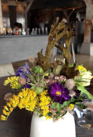 Galleria fotografica






In cammino verso il Noma. Il ristorante è al piano terra del palazzone più a sinistra. Per arrivarci dalla popolare insenatura di Nyhavn (il punto da cui è scattata la foto), occorre fare un bel giro. Ma si notano i lavori per la costruzione di un ponte. Che condurrà dritto all'insegna








Altra prospettiva sul Noma da Nyhavn. Il ristorante galleggia sulla Christianshavn, una delle tante isole artificiali che compongono Copenhagen








Di là del fiume, sulla lunga via che conduce allo spiazzo del Noma








Uno scenario molto tranquillo, di case pastello. Il silenzio è perché vanno tutti in bici













Al massimo si sente rombare qualche scafo








Il vascello davanti al Noma. Oltre a quella danese, sventolano le bandiere di Isole Far Oer e Groenlandia: le loro ambasciate sono nello stesso palazzo del ristorante. Coerenza nordica








Il retro del ristorante. L'80% delle 80 persone che lavorano al Noma viene a lavorare in bici, chef incluso








Dietro al ristorante, un'iscrizione ricorda i passeggeri scomparsi a bordo della danese Hans Hedtoft. Il transatlantico si scontrò il 30 gennaio 1959 contrò un iceberg in Groenlandia. Fu ritrovata solo una cintura di sicurezza
 








L'ingresso del ristorante, al civico 93 di Strandgade








La vista, ingresso alle spalle








Tra l'ingresso e la cucina a vista, spicca un corner di decoro simil-giapponese. A sinistra s'intravede Noma, time and place in Nordic Cuisine, edizioni Phaidon, un testo fondamentale per approfondire tutti i rivoli del Redzepi-mondo. La versione italiana si ordina qui








Una pianta di piccoli agrumi orla la cucina a vista








La porta d'ingresso vista dalla cucina








Le sedie, molto comode, sono anni Sessanta con schienali foderati di pelle di pecora, alcune più morbide di altre








I tavoli sono ampi e senza tovaglie. Attorno prevale il grigio e i colori rustici, sulle travi in legno del soffitto ma anche sulle divise dei ragazzi di sala








La finestra accanto al nostro tavolo








E' lo chef Rene Redzepi a introdurci al pasto: in un vaso di fiori danesi, l'unico pendaglio commestibile è una sorta di carta musica croccante (flatbread) di farina di malto all'aroma di ginepro. Nel piattino in basso, una deliziosa crème fraîche acida per intingerlo





