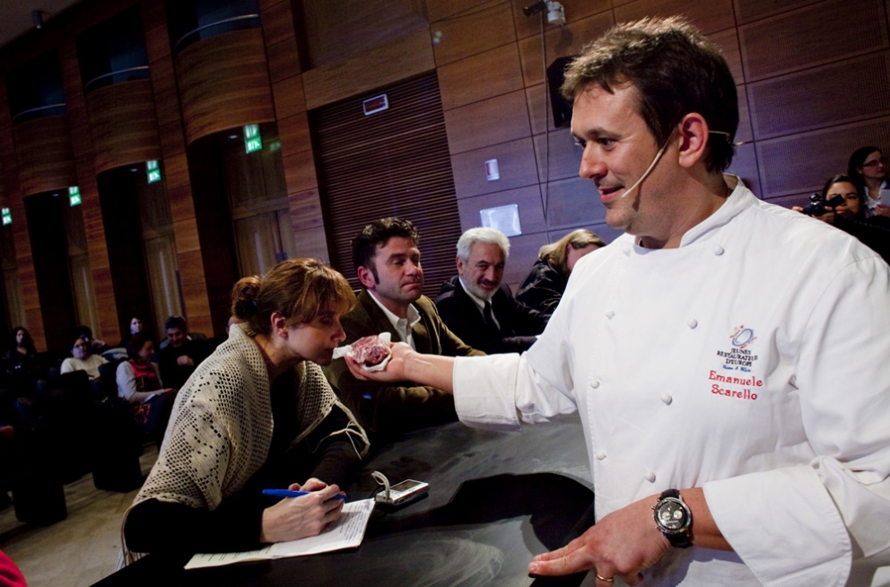 Galleria fotografica






Identità di libertà 2010 - Preparazioni








Identità di libertà 2010 - Il palco








Identità di libertà 2010 - Pietro Zito, chef del ristorante Antichi Sapori a Montegrosso d'Andria (Barletta-Andria-Trani)








Identità di libertà 2010 - Massimo Bottura sul palco








Identità di libertà 2010 - Pietro Leemann, chef del ristorante Joia a Milano








Identità di libertà 2010 - Emanuele Scarello, chef del ristorante Agli Amici a Udine





