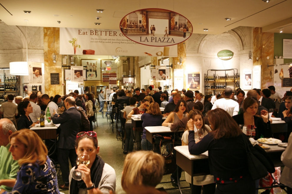 Galleria fotografica






I relatori di Identità New York 2010: da sinistra Gennaro Esposito, Pietro Zito, Emanuele Scarello, Massimo Bottura, Luca Montersino, Cristina Bowerman, Davide Scabin, Moreno Cedroni, Niko Romito, Pino Cuttaia, Ugo Alciati








Lidia Bastianich, Davide Scabin e Paolo Marchi alla conferenza stampa di presentazione Identità New York 2010 nella Piazza di Eataly








Conferenza stampa di presentazione Identità New York 2010 nella Piazza di Eataly








Identità New York 2010








Emanuele Scarello alla conferenza stampa di presentazione Identità New York 2010








Emanuele Scarello e Tatsuya Iwasaki al Corner delle Eccellenze








Luca Montersino alla Pasticceria di Eataly








Il Ristorante del Pesce con Cristina Bowerman e Pino Cuttaia








Gennaro Esposito e Ugo Alciati con gli assitenti di cucina al Ristorante della Pasta








Pietro Zito al Ristorante delle Verdure di Eataly





