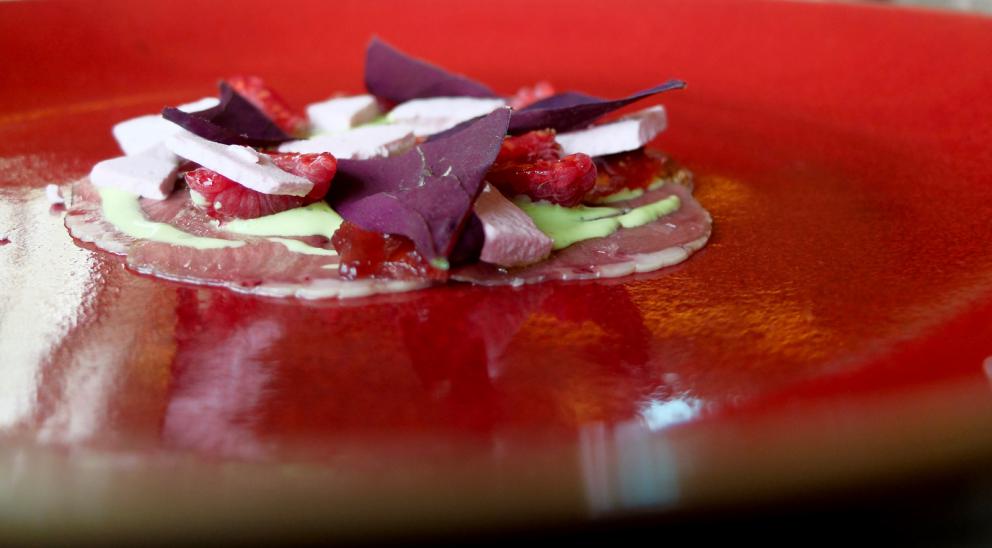 Galleria fotografica






Uomini e donne de La Tana Gourmet quasi al completo: da sinistra Alessandro Dal Degan, il pastry chef Denny Caliaro, Marco Perin, Jacopo Robelli, Giada Mastrotto, Enrico Maglio. Le foto sono di Tanio Liotta









Salsa all'uovo, pecorino e pepe con cracker ai cereali









Chips di patate, carote e amaranto









Cipolla, crème fraîche, ristretto di pollo, crusca, pepe arancio (ossia foglie di Zanthoxylum beecheyanum). Gran piatto









Ricotta, latticello, finferli, crema di gambo di carciofo, foglie e fumo di larice









Lumache stufate nel fieno, crema di erbe di campo, pane al muschio, crema di ginepro, peperone del piquillo









Orzo: terra ed acqua. Ossia orzo mantecato con l'Asiago, fagioli neri (la buccia in mantecatura, il resto in polvere), katsuobushi, lattuga di mare, scampi, limone candito al sale. L'orzo, così risottato, «non scuoce mai»









Pasta, pomodoro ed erbe, ne abbiamo già parlato









Uovo in tegame, 10 erbe, 3 sorprese (coriandolo fermentato, crema di bosco, salsa rustica, «ossia un ketchup nostrano»)









Lingua, carciofo, mirto. Un piatto delizioso, la lingua viene prima cotta per 24 ore, poi piastrata









Anguilla, sugo di capriolo, barbabietola, ibisco e polvere di rose: in una cena di altissimo livello, qui il nostro unico appunto, c'è fin troppa complessità









Sella di capriolo alla resina di ginepro, funghi trombette, sedano rapa e geranio. Perfezione e purezza









Fragola e pomodoro: inizia la parte dolce con una proposta fresca e convincente






