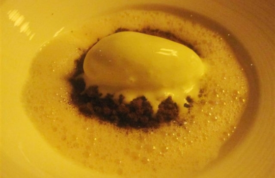 Galleria fotografica






Da sinistra, Federico Zanasi, Luca D’Amora e Moreno Cedroni. Dalle Marche alle Mauritius








A destra, Federico Zanasi con gli altri due chef del Long Beach. Oltre a Sapori e Hasu, diretti dai cuochi italiani, il resort ospita Chopsticks (cucina cinese), Tides (cucina di mare d'impronta francese) e Le Marchè (buffet e colazioni)








Il tunnel sotterraneo del resort. Ai lati, le stanze in cui si prepara la materia prima da spedire ai vari ristoranti di sopra








Pesci oceanici mauriziani. Su tutti dominano gli snapper, red o white, lontani parenti del dentice








I mercati di frutta e verdura mauriziani sono molto ricchi. La pugliese Antonella Ricci e il marito Vinod Sokar, mauriziano, moglie e marito e cuochi del Fornello da Ricci di Ceglie Messapica (Brindisi) consigliano i mercati di Quatre Bornes, Curepipe e Rose Hil. Vi regna il cibo da strada come l'ubiquo dhal puri, pane indiano alle lenticchie, che può essere farcito a piacere








Sapori, insegna di cucina italiana sovrintesa da Cedroni e Zanasi. In carta insalata, pasta, risotti, lasagne e pizza








Federico Zanasi davanti all'ingresso dell'Hasu








Il Carpaccio di cocomero dell'Hasu, il ristorante giapponese del Long Beach, chef Moreno Cedroni. La tecnica di essiccamento del cocomero prende spunto da uno stratagemma di Andoni, cuoco del Mugaritz nei Paesi Baschi (chiediamo venia per la foto pessima)








Ostriche, sorbetto di ostriche e perle di tè Lapsang Souchong. L'isola di Mauritius è piena di questi piccoli molluschi di scoglio, minuscoli ma molto saporiti








Al Long Beach pane e brioches non sono niente male, compito non semplice, considerando la grande umidità. Visto il traffico della clientela, i panificatori sono in perenne movimento








Polipo cotto sottovuoto, salsa verde, gelatina di pane in agrodolce e maionese di acqua di polipo, piatto dell'Hasu





