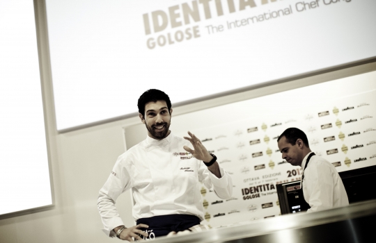 Galleria fotograficaDa sinistra, Massimiliano Alajmo delle Calandre di Rubano (Padova), Corrado Assenza&nbsp;del Caff&egrave; Sicilia di Noto (Siracusa) e Aimo Moroni del Luogo di Aimo e Nadia a MilanoUn sorridente Moreno Cedroni, cuoco della Madonnina del Pescatore di Senigallia (Ancona)A sinistra Paolo Marchi, a destra Claudio Ceroni. I due vertici di Identit&agrave; GoloseRoberto Restelli, a lungo curatore dell'edizione italiana della Guida MichelinLuciana Bianchi, giornalista italo-brasilianaGiuliano Baldessari, sous chef delle Calandre di Rubano,&nbsp;Padova; Alfredo Pratolongo, direttore comunicazione e affari istituzionali Heineken Italia e Paolo Marchi