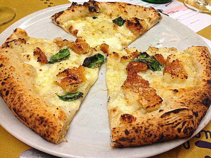 Galleria fotografica






La pizza in teglia farcita con crema di topinambur, soppressata (coppa di testa, quella buonissima made in Toscana di Renieri) e scorza di limone di Graziano Monogrammi, La Divina Pizza a Firenze









Una passeggiata al ghetto, pizza tonda con alici affumicate, scarola riccia, pomodorini e panko di Pier Daniele Seu al Gazometro38









La Margherita Romanesca con pomodoro, “mozzarella” di pecora, pecorino romano e menta di Stefano Callegari e Valerio Piccirillo da Sbanco a Roma









La pizza a 4 mani con Davide Del Duca di Francesco Martucci de I Masanielli









La pizza Vegetariana d’Autunno di ‘O Fiore Mio a Faenza









La pizza con crema di zucchine, dadolata di pomodoro e gamberi crudi di Massimo Giovannini all’Apogeo di Pietrasanta









La pizza in teglia con pancetta porchettata e ricotta della Garfagnana di Andrea Morini della pizzeria Da Cecio, con lo strepitoso impasto di Gabriele Bonci









La pizza con burrata, alici, nocciole e timo di Enrico Cappuccini e Carmine Piano, alias PizzeVaganti









La Pizza del territorio (in edizione limitata) di Franco Pepe fatta solo con prodotti dell’Alto Casertano









La pizza maritata di Angelo Rumolo da Grotto Pizzeria Castello a Caggiano






