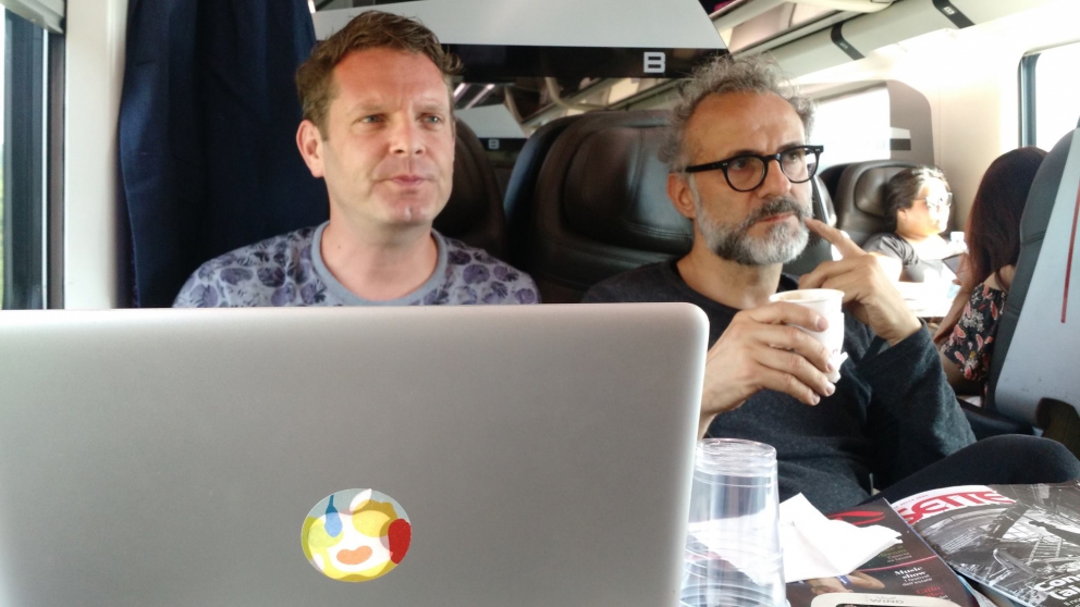 Galleria fotografica











Lo staff del Refettorio Gastromotiva









Matteo Renzi, Davide Oldani e Giancarlo Lunelli un paio di giorni fa, a Rio









In libreria dal 9 agosto i(e oggi in edicola) anche il nuovo libro di Oldani per i Giochi Olimpici: parla di cucina, cibo, salute e benessere









Casa Italia a Rio









David Hertz e Massimo Bottura






