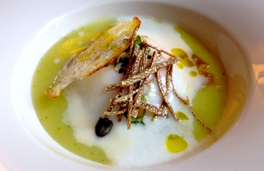 Galleria fotografica






Un'installazione eloquente al primo piano di Casa Puddu. La struttura in cui è inserito il ristorante ospita al primo piano una serie (molto mutevole) di opere d'arte di giovani artisti








La cantina dei vini del S'Apposentu ospita anche un numero notevole di forme di formaggio di varie stagionature (pecorino, soprattutto)








L'orto inserito nel complesso di Casa Puddu. E' il vero regno di Roberto Petza, che troverete molto abbronzato non certo perché se ne va al mare: trascorre ore a curare ortaggi e germogli da lui stesso piantati








Casa Puddu dall'esterno. Il complesso, risalente a inizio Novecento e ristrutturato di recente, offre un bell'esempio di liberty sardo (anzi campidanese, anzi della Marmilla) 








Galline razzolano nell'aia ricavata in un fazzoletto di Casa Puddu. Ve le ritroverete nel piatto in forma di brodo o carne (se non ci pensano prima le volpi del circondario, che vengono spesso a far strage di notte)








Gamberi con liquirizia e insalata estiva, entrée fresca e balsamica in carta al S'Apposentu





