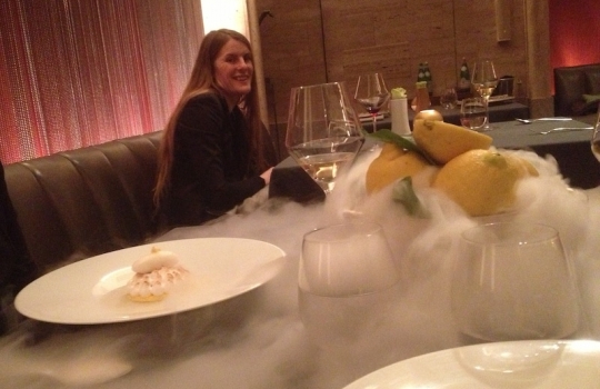 Galleria fotograficaLatte fermentato, Birra Moretti Grand Cru e pera salata
Il primo amuse-bouche &egrave; l&rsquo;embrione di una futura pietanza, nonch&eacute; un gi&agrave; discreto quadro di follia apreana: il latte &egrave; fatto fermentare a 40&deg;C per 4 giorni, la birra ridotta con agar agar e la pera salata, prevalente al gusto, &egrave; il lavoro su due testure (centrifugata e cruda). Partenza lanciataCrocchetta di patata e blu di bufala con ketchup di barbabietola
Gli stecchi reggono una crocchetta di patata &lsquo;classica&rsquo; (ma cotta nel sale, non in acqua), un erborinato a base di bufala (eretico per i campani, che ammettono solo il latte fresco) e in vetta, sotto l&rsquo;erba cipollina, un ketchup di barbabietola fresca rossa (che solo quello chiede una cottura di 7-8 ore, con aceto e zucchero). L&rsquo;acido e il grasso in un boccone, insomma. Cui se ne aggiunge un altro di chips di tapioca e peperoni di Senise (non inquadrate), in cui la tapioca &egrave; cotta come un risottoScampo, animella, patata e levistico
Ingresso recente in carta, conduce il cuoco a vincere le sue paure: "Non sono un amante delle interiora", spiega Aprea, "odio cuori, polmoni e milza". Ma l'animella serve a schiaffegare con armi amare il dolce dello scampo e della patata americana. Il levistico - al doppio volto di coulis e foglie - ci costringe ad aprire il vocabolario: sedano di montagnaQuaglia in petto e coscia, fegato grasso, cavolfiore e caff&egrave;
Una retroiezione ai sentieri d&rsquo;autunno british e pure francesi: la quaglia farcita al fegato grasso, il cavolfiore. E il caff&egrave; che per&ograve; si veste in vinaigrette fatta con olio di semi e aceto di Xeres: acido e amaro. Astenersi i cultori del genere quaglia e foie gras: ancora una settimana e sparisce dalla carta (cos&igrave; com&rsquo;&egrave; sparita da tempo la versione con la castagna al posto del cavolfiore)Il dolce e salato della Caprese
Il cuoco inizi&ograve; ad arrovellarsi nel gennaio 2012. Quattro mesi di spremitura di meningi e finalmente in carta apparve il piatto pi&ugrave; celebre del suo inter-regno milanese: la Caprese con cento virgolette. La sfera mozzarella-like &egrave; zucchero soffiato, un tono dolce che detona l'ortodossia salata: 3 pomodori in conserva (piennolo, datterino, ciliegino e un quarto in stagione, il corbarino), crostini di pane casereccio, filetti di acciughe, pomodori canditi, spuma, mini-bocconcini e neve di mozzarella ad ammantare con cristalli di sale e un giro di pepe un campo che al fondo malcela un'emulsione di basilico. Facile? Ceeerto, chiedete al cuoco quanto ci ha messo solo a trovare la quadra della sfera. GoduriaUovo, patata, bagoss e tartufo
Sfere di vetro borosilicato (in pratica, mantiene le temperature) double wall chiudono un uovo di quaglia cotto in bassa, crostini di pane, una vellutata di bagoss dei Guffanti, sifonata di patata di Avezzano e scaglie di nero umbro. Quand'era a Napoli, Aprea usava il caciocavallo podolico 36 mesi. Ma quass&ugrave; siamo al Vun e quindi viva il bagossRiso carnaroli, peperoni di Senise, trippa di baccal&agrave;, aglio e origano
Difficile trovare un napoletano/campano cotto di risotto: con questo piatto, Aprea riproduce lo schema amaro/dolce/grasso/selvatico che al Comandante di Napoli metteva in scena col risotto zucca, caff&egrave; e quaglia. E' il primo step di un piatto che trover&agrave; compiutezza nell'imminiente carta primaverileSpaghetto di Gragnano in bianco di pummarola, acciughe e basilico
Ritroviamo qui un espediente heinzbeckiano, che a Identit&agrave; London qualche anno fa, per non scontentare bianchisti e rossisti degli spaghetti alle vongole, cosse gli spaghetti in acqua di pomodoro. Aprea mette gli spaghi met&agrave; tempo in acqua e met&agrave; in acqua di pomodoro, "ottenuta mettendoli a frullare e filtrare tutta una notte". Il piedistallo dell'avvoltolamento &egrave; il verde del basilico. Sopra, pomodori canditi. La pummarola non d&agrave; colore ma arriva al naso col piatto distante anche un metro. Pronto a primaveraTortello con coda di bue, radice di soncino, funghi pioppini e senape
Qui ci si sintonizza su frequenze romane: la vaccinara, "che in verit&agrave;", precisa Aprea, "&egrave; come la genovese dei napoletani ma con meno cipolla". Geoconfusi? Tranquilli, l'amaro della radice di soncino e il piccante leggero della senape riassettano sulle giuste coordinate palataliScorfano, scarole, olive nere e acquapazza
Mancano le pantofole e per il cuoco &egrave; come tornare a casa. Spaventevole per applicazione, la tecnica che sta dietro al togo&nbsp;(stesso nome dello snack pop) di olive nere in cima al piatto, una componente tutto sommato marginale del piatto: chiude una purea di olive nere paraffinata, stesa su un silpat e seccata per 4 ore, cotta in forno, essiccata a 60&deg;C e farcita con farcia di ricotta. "Son partito dal concetto delle lingue di gatto". Per arrivare lontanoMaiale nero, scorzonera, mela annurca, noci e nocillo
Piatto richiestissimo, incrocia nord e sud (e il maiale, a volte &egrave; casertano, altre &egrave; mora romagnola). Le materie di gi&ugrave; si mettono in discussione sbattendo sulle radici del nord (che poi &egrave; un buon sunto del percorso del nostro cuoco)Intensit&agrave; di limone
Un inno di saudade alla Costiera e ai suoi limone pane e sfusato. Agrumi trasfigurati in forma di gelatina, crema cotta, crumble, cubetti di buccia di limone canditi e salati, coulis di limone. Butti l'occhio sulla meringa e sul sorbetto al limone che...