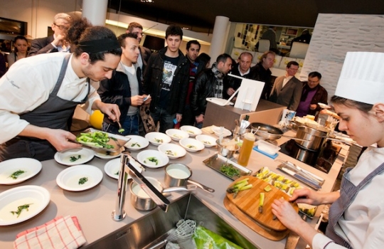 Galleria fotograficaCoda fuori dallo showroom Agape, via Statuto 12, per il piatto di Andrea BertonIl piatto di Berton:&nbsp;Focaccia di Recco con controfiletto di manzo crudo e composta di pomodoro piccanteAndrea BertonArclinea, corso Monforte 28: si preparano i fratelli&nbsp;Christian e Manuel Costardi, cuochi del ristorante Cinzia di VercelliL'imbuto di metallo per infilare il risotto nel barattolo warholiano. Alle spalle di Christian Costardi, Giulia Corradetti di Magenta BureauCostardi&rsquo;s tomato rice (omaggio a Andy Warhol)Manuel e ChristianLa gente godeCesar in via Larga 23, presidiato da&nbsp;Giovanni Ruggieri del ristorante RefettorioGiovanni Ruggieri con la sua&nbsp;Crema di patate con tarassaco all&rsquo;aceto di moscato, asparagi e salsa al crescione