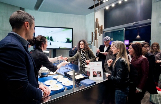 Galleria fotograficaCoda fuori dallo showroom Agape, via Statuto 12, per il piatto di Andrea BertonIl piatto di Berton:&nbsp;Focaccia di Recco con controfiletto di manzo crudo e composta di pomodoro piccanteAndrea BertonArclinea, corso Monforte 28: si preparano i fratelli&nbsp;Christian e Manuel Costardi, cuochi del ristorante Cinzia di VercelliL'imbuto di metallo per infilare il risotto nel barattolo warholiano. Alle spalle di Christian Costardi, Giulia Corradetti di Magenta BureauCostardi&rsquo;s tomato rice (omaggio a Andy Warhol)Manuel e ChristianLa gente godeCesar in via Larga 23, presidiato da&nbsp;Giovanni Ruggieri del ristorante RefettorioGiovanni Ruggieri con la sua&nbsp;Crema di patate con tarassaco all&rsquo;aceto di moscato, asparagi e salsa al crescioneGiovanni RuggieriTutti da Dada in via Larga, angolo piazza Santo Stefano, per&nbsp;Fabio Pisani e Alessandro Negrini di Aimo e NadiaFabio PisaniSpaghetti di Benedetto Cavalieri in cous cous con mozzarella di bufala campana, pomodori pugliesi &ldquo;al filo&rdquo; e profumo di limoni della CostieraLa granelle di cous cous &egrave; ricavata da spaghettoni frullati a crudoDa De Longhi, via Borgogna 8, c'&egrave; Alice Delcourt dell'Erba BruscaAlice DelcourtUltimo giro d'olio per il&nbsp;Cous cous speziato con erbe aromatiche, albicocche e zuccaMatteo Torretta ha cucinato allo Scavolini Store di piazza MissoriA destra Matteo Torretta, chef de Al V Piano di MilanoSotto al minipimer,&nbsp;Finto risotto di finocchi al sentore di sambucaLa spuma &egrave; di sambucaMatteo TorrettaDa Valcucine, corso Garibaldi 99, c'&egrave; il Ratan&agrave; di MilanoCesare Battisti, boss del Ratan&agrave;Il Risotto con verdure e erbe di primavere fresche, cotte e croccanti di BattistiTutti insieme appassionatamentePaolo MarchiOttava tappa: Febal, via FatebenefratelliIn secondo piano, Giovanni Giberti di Pav&eacute;&nbsp;Il Tiramisuper di Giovanni GibertiPer Giberti, 3 preparazioni diverse in 3 giorni: nei primi due, la&nbsp;Barbajada e&nbsp;Lime basilico e fragole
&nbsp;E' il turno di Ilve, via Giulio RomanoC'&egrave; Viviana Varese del ristorante AliceE la sua Passatina di pomodoro con ricotta e sgombriTappa finale, Rossana&nbsp;in via Turati 6
&nbsp;Golam Sarwar e Antonio Scognamiglio, menti cucinanti del giapponese/fusion Bento in corso Garibaldi di Tunde Pecsvari