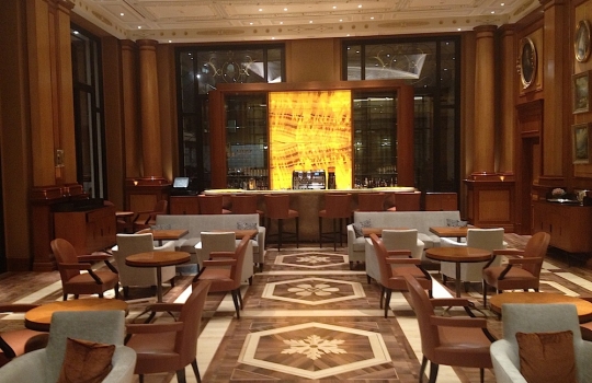 Galleria fotografica






L'ingresso di Palazzo Parigi








Carlo Cracco e il sommelier milanese Matteo Ghiringhelli. In serata berremo bollicine Giulio Ferrari, Malvasia Istriana di Vie di Romans e una mirabile Barbera 2001 di Vigneti Massa. 720 le referenze in carta inserite da Ghiringhelli: 60% italiane, 30% Francia, 10% resto del mondo








Carlo Cracco (in fasci di beatitudine per colpa del pessimo fotografo) con un ragazzo della brigata di Palazzo Parigi. L'executive è Diego Giglio, una lunga militanza in via Victor Hugo al fianco di CC e del corregionale piemontese Matteo Baronetto: "Da Matteo ci divide solo la fede calcistica", scherza Giglio, nato a Carmagnola, "juventino io, granata lui"








Quattro dei tavoli in sala, tutti in posizione angolare, sfoggiano questi divani perfetti per cene chick to chick








Alle pareti specchiere, stucchi e arazzi di pregio. Si nota un camino








Sfavillanti lampadari in vetro di Murano








Cozze e salsiccia, pronti via e subito due simboli cracchiani nel medesimo piatto. Il fondo è ghiacciato, incommestibile








Uovo di quaglia all'alpestre, uovo crudo e crunchiness balsamica








Sfilacci di burrata, pomodoro confit, salsa di crostacei e semi di passion fruit. Molto gustoso








Gamberi di Santa Margherita (carnosissimi) profumati alla melissa, fagiolini e lamponi








Risotto pomodoro, capperi, olive e maggiorana. Il pomodoro non balza alla vista ma al palato, con una prevaricante acidità 








Ravioli(ni) di patè di carne e colatura di alici. Terra e mare che ultramaturano. Un piatto prepotente, a sorpresa servito freddo








Orata, sedano e mela verde. Il guazzetto è servito a parte (vedi lo shot sullo sfondo)








Petto di piccione allo spiedo con rape bianche








Il dessert di Piermattei: Falso semifreddo ai pinoli, tè Matcha, sorbetto al lampone e rosa. Un dolce-dolce. "Avremo tempo di tararci l'un l'altro", spiega Cracco





