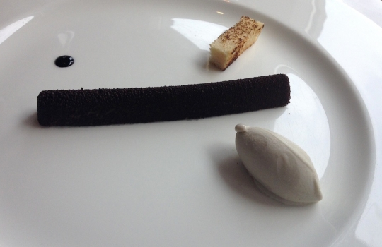 Galleria fotografica






Acqua, olio, limone e liquirizia ormai un classico taglientiano. Apertura fresca e aromatica (la ricetta è qui)








Bianco e nero di seppia, il piatto più ruffiano del nostro percorso: sotto le sfoglie di seppia che disegnano un tao, la panna cotta ai ricci di mare invita a ripulire il piatto in ogni briciola. La simmetria del piatto è interrotta da uno spaghetto stracotto, "simbolo di italianità"








Ostrica, diaframma e granita alle rose, altra entrée fresca ma anche selvatica e ferrosa








Passatina di gamberi, ceci e nocciole, Fulvio Pierangelini ribaltato








Anguilla al ribes con zabaione all’amarena








Croccante








Prescinseua, un piatto che fai prima a mangiarlo che a pronunciarlo. E' la cagliata ligure, emulsionata per esser resa ancora più cremosa. Con basilico, oliva taggiasca e polvere di noci. Un inno all'acido








Conserva, ne abbiamo parlato diffusamente su Identità di Pasta





