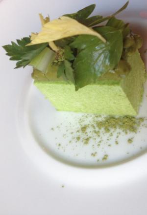 Galleria fotograficaCiocofoie
Un guscio di cioccolato 70% racchiude il ripieno di foie gras mi-cuit con qualche goccia di aceto balsamico tradizionale. Giusto per scaldare il motore
Alghe del nostro orto
Piatto border line, che gioca con una delle tecniche preferite dallo chef, quella della liofilizzazione e reidratazione, ne ha parlato anche a Identit&agrave; d&rsquo;Acqua, all&rsquo;interno dell&rsquo;ultima Identit&agrave; Milano. L&rsquo;insalata romana dell&rsquo;orto Zappatori viene prima liofilizzata e poi reidratata con succo d&rsquo;arancia, che le conferisce i muscoli agrumati necessari per reggere l&rsquo;impatto con una polvere di ostrica, gambero rosso e scampo.   Mica per tutti
Nuvola di barbabietola e toma Blu Cozie
Sbagliata sarebbe l&rsquo;impressione di un Milone-solo-uppercut. Dimostra invece un&rsquo;eleganza che pare essergli naturale (e pervade tutto il menu degustazione) con quest&rsquo;eterea meringa, lieve e friabilissima, texture davvero sorprendente che si sfalda appena al contatto della saliva rivelando le proprie dolci note vegetali. Deve per&ograve; fare i conti non solo con lo shiso, piacevole complemento, ma con un potente, delizioso blu che la prevarica. Il nostro pensiero &egrave; stato: si potrebbe cercare un abbinamento pi&ugrave; soave&hellip;
Aperitivo anni 80
Noccioline e crodino. Per&ograve; il secondo &egrave; passato per gli anni Duemila e ha conosciuto il pacojet, insomma gli Ottanta della Milano da bere sono da gustare ora al/col cucchiaio. Domina l&rsquo;amaro, sia metaforicamente (nel ricordo del bel tempo andato) che al palato
Pomodoro in conserva
Ancora liofilizzazione-reidratazione, con questo sherry che riceve un&rsquo;iniezione aromatica e poi viene bagnato al tavolo con un brodo vegetale. La puntura al pomodoro l&rsquo;abbiamo gi&agrave; vista (da Josean Alija ad esempio, indimenticabile, o da Eneko Atxa), qui il plus &egrave; la scelta del &ldquo;ripieno&rdquo;: lampone. Insomma: forti note dolci e acide, cui il brodo fa da contrappunto
Gambero rosso e te nero
Suadenze pi&ugrave; classiche per questi gamberi rossi battuti con erbe (basilico, timo limone, cedrina&hellip;), che diventano bonbon nappati con un gel di t&egrave; nero affumicatoCozze al nero
Piatto bellissimo e pure buonissimo, in realt&agrave; con richiami molto tradizionali (le classiche cozze irrorate con succo di limone). Qui sono farcite con un&rsquo;acqua ottenuta dalle stesse cozze e dalle nobili ostriche, poi gelatinata. La parte gradevolmente agrumata sporca il piatto, nell&rsquo;incontro tra salsa al lime e nero di seppiaVicciola cruda brasata al vino rosso
Godimento puro, il merito del quale va condiviso da Milone con la macelleria Pino di Torino, dove hanno &ldquo;inventato&rdquo; la vicciola, ossia una fassona cresciuta a nocciole (la sua alimentazione &egrave; composta da mais, crusca, fieno e nocciole, appunto). Unico allevamento, l&rsquo;azienda agricola di Giovanni Rossetti ed esclusivamente per la suddetta macelleria di via Cibrario, rese molto inferiori come quantit&agrave; ma tutto a vantaggio di una qualit&agrave; stupefacente. La carne ha un gusto dolce e delicato, prende consistenza morbida dovuta alla sua fibra oleosa. Milone la impiega come fosse una cruda all&rsquo;Albese, abbinandole un&rsquo;altra preparazione cult del suo Piemonte, il brasato, in realt&agrave; il fondo liofilizzato e poi polverizzato. Completa il superlativo piatto uno scalogno cotto nel microonde e poi bruciato in padellaLumache sambuco e birra
Altro piatto stellare, sorta di evoluzione della ricetta (Le lumache e la birra) con la quale Milone ha vinto il Premio Birra Moretti Grand Cru 2012. Le lumache, bottino di caccia di una notte nei boschi del Pinerolese, sono fritte dopo essere passate nella fecola di patata. Prima ancora erano state cotte in un brodo composto da succo di porro e birra, al 50% ciascuno, che viene poi ridotto con la farina di tapioca per farne una salsa di accompagnamento. Nel piatto si trova anche una schiuma ottenuta con aceto di vino rosso aromatizzato al sambuco e, specularmente, i fiori di sambuco messi sotto aceto, che puliscono e conferiscono acidit&agrave;. Armonia gustativa complessa, completa
Colombo, verdure, caffe e nocciola
A casa Zappatori si allevano i colombi, che poi finiscono sotto le nostre ganasce in due cotture: il petto &egrave; appena scottato, il filetto viene marinato nell&rsquo;olio di nocciola Pariani. Completano cipollotti e carote fermentati con tecnica redzepiana: sotto sale e cotti sottovuoto a 20&deg; per 48 ore, inacidiscono il giusto
Pasta alle erbe al pomodoro
Una classica pasta all&rsquo;uovo, met&agrave; tuorli e met&agrave; farina, nell&rsquo;impasto finiscono anche le erbe aromatiche. Tagliata a lasagnetta, cuoce in un&rsquo;acqua di estrazione del pomodoro, tecnica (si frullano i pomodori e poi la loro acqua viene raccolta per percolazione) raccontata a Identit&agrave; Milano applicata a un Risotto pomodoro e mozzarella. Si manteca con il burro, alla piemontese, ma sotto ci sono, nascosti, anche i cuori del pomodoro stesso e del pesto liofilizzatoRisotto arancia e vaniglia
Bel piatto di mezzo, tra universo salato e quello dolce: un risotto che guarda al Mediterraneo sia nell&rsquo;uso degli agrumi, sia nella vocazione a divenire dessert, manco fossimo in Spagna o Turchia. Il cereale viene mantecato con olio di arance rosse, il caviale che vedete nella foto &egrave; di sfere di olio al peperoncino, alla base c&rsquo;&egrave; una crema pasticcera alla vaniglia. Fiori a imbellettare il tutto