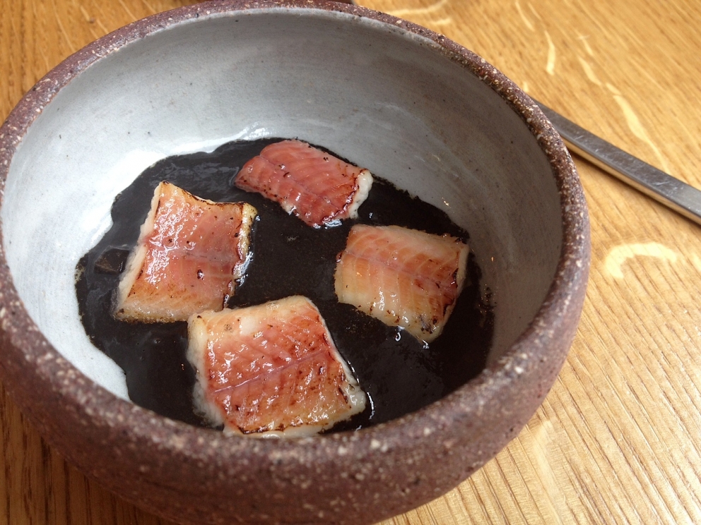 Galleria fotografica






Manzo, lampone, parmigiano








Piselli, panace e arancio confit








Bietole e more








Uovo, mais, cumino








Pomodori, mandorle e polveri di basilico rosso e verde








Pan brioches su un letto di fieno con burro della Normandia








Brodo di gamberi e carote








Calamaro, tartare di speck, aglio confit e cavolo riccio





