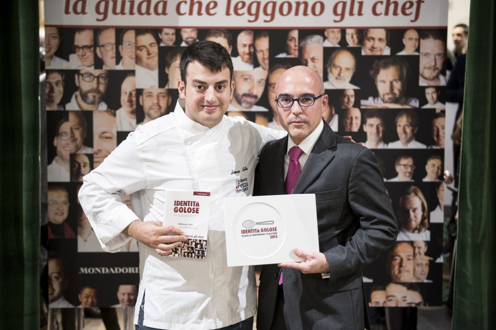 Galleria fotograficaEataly Smeraldo di Milano gremito per la presentazione della guida Identit&agrave; Golose 2015.Sul palco che spesso ospita concerti è di scena questa volta Paolo Marchi, fondatore e curatore della guida. Con lui anche Claudio Ceroni di Magenta Bureau, il braccio operativo di IG.Un'altra immagine, dall'alto......e via all'evento. Claudio Ceroni, al centro, invita sul palco il "padrone di casa" Oscar Farinetti. Coi due anche la presentatrice della serata, Tarsia Trevisan.Poi è la volta di Paolo Marchi, qui con Stefano Peccatori, direttore generale libri di Mondadori Electa, che edita la guida per il secondo anno consecutivo.Partono le premiazioni. Il primo a salire sul palco &egrave; Fabrizio Ferrari, chef de Al Porticciolo 84 di Lecco, a lui va il "Birra in cucina", premio Birra Moretti. Glielo consegna Alfredo Pratolongo, Direzione comunicazione e affari istituzionali di Heineken Italia.Sono tre i premiati, invece, da Ruinart (per mano del senior brand manager, Riccardo Caliceti, sulla destra) per la Migliore carta dei vini e dei distillati: Walter Meccia, Edoardo Boncinelli e Gabriele Fedeli, de Il Palagio, ristorante del Four Seasons di Firenze.&nbsp;Grandi applausi per il Migliore sommelier. Che &egrave; una donna, la giovane Elisa Bellavia del Cinzia - Da Christian e Manuel&nbsp;di Vercelli. A premiarla &egrave; Carlo Bianchi, Area manager NordOvest di Cavit.Il premio Ebnt va al Miglior ma&icirc;tre, in questo caso Maniel Miliccia, sorridente sulla destra: lavora al Piazza Duomo di Alba (Cn). A consegnargli il riconoscimento &egrave; Alfredo Zini, presidente dell'Ente bilaterale nazionale turismo.Piero Gabrieli, direttore marketing di Molino Quaglia, consegna poi il premio Petra-Molino Quaglia per il Miglior cestino del pane a Monica Magnini, del ristorante Guido da Costigliole di Santo Stefano Belbo (Cn).E' il turno della Sorpresa dell'anno, che giunge dalla Romagna: a Montiano (Fc) c'&egrave; infatti il ristorante Le Giare di Gianluca Gorini, discepolo di Paolo Lopriore. Per lui il premio Bonaventura Maschio direttamente dalle mani di Anna Maschio, una delle giovani anime dell'azienda di famiglia.Il Migliore chef straniero viene dalla Francia, da Parigi per la precisione: si tratta di David Toutain, dell'omonimo ristorante, nella foto in compagnia della nostra Cinzia Benzi e di Romana Tamburini (sulla destra), presidente Surgital Spa, che gli consegna il premio Surgital-Divine Creazioni.&nbsp;