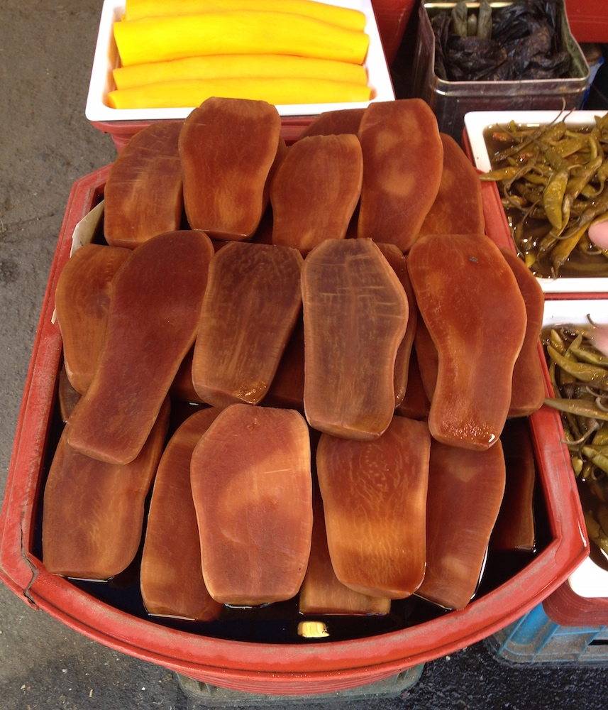 Galleria fotografica






Panoramica dal 32mo piano del Lotte Hotel di Seul. La capitale della Corea del Sud (che i locali pronunciano "sol"), con 10 milioni di abitanti (25 considerando tutta la proncia di Gyeonggi) è tra le città più popolose al mondo








Sfigurata nel Novecento dai Giapponesi (prima parte del secolo) e dalla guerra di Corea (1950-1953), oggi Seul ha un aspetto moderno, piuttosto occidentale








Con decine di milioni di turisti all'anno, Seul è tra le 10 città più visitate al mondo. Nella foto, una delle attrazioni più viste in città: il Dongdaemun Design Plaza, progettato da Zaha Adid e Samoo e completato nel marzo del 2014
 








A passeggio per il quartiere di Myeongdong, molto frequentato anche per l’alta concentrazione di ristoranti








Il viaggio era cominciato bene: tra le opzioni commestibili sui voli di Korean Air c’è proprio una squisita Bibimpap, con tanto di foglietto illustrativo








Bancarelle all’ingresso del mercato Namdaemun, tra i più popolari di Seul. Chiunque può andare e comprare; non occorrono licenze








Namdaemun, trippa a mollo








L’affitto di una bancarella al Namdaemun costa circa 2.000 dollari americani al mese, ma consente un ricavo medio mensile di almeno il doppio








Cozze giganti, molto popolari sulle tavole coreane








I mercati sono sterminati, molto puliti e per nulla caotici








All’interno del mercato, c’è anche un ristorante molto spartano e molto buono. Serve di tutto: hoe (pesce crudo), kimchi (verdure fermentate), guk tang (zuppe), bibimpap…








Baek kimchi: cavolo stufato con rape bianche, pere, prezzemolo coreano. Talvolta è servito anche con le castagne








Scodella di Bibimbap








Uova di quaglia bollite, aglio e edamame








A chiusura del pasto, ecco una bella zuppa fumante (erano le 8 del mattino)








Zuppa di alghe e merluzzo








Mingles, sulla Cheongdam-dong nel quartiere di Gangnam-gu, è l’indirizzo più interessante di cucina coreana contemporanea. L’ha aperto poco più di un anno fa Mingoo Kang, tornato a casa dopo esperienze da Martin Berasategui e da Nobu Bahamas








Mingoo Kang propone un solo menu degustazione da 88.000 won (circa 70 euro). Ognuno dei piatti contiene sempre un elemento fermentato








Mingles esprime un approccio creativo fondato però sulle salse fermentate, pilastro della cucina coreana tradizionale: cho (aceto), gan-jang (salsa di soia), gochu-jang (pasta molto piccante di peperoni rossi, fagioli di soia bolliti e sale), doen-jang (pasta di fagioli di soia), erbe e spezie








Composizione iniziale di amuse bouche. Da sinistra a destra: Polpo, foglia di senape e pasta di aioli fermentata; Gelatina di bacche omija, zuppetta di asparagi bianchi, mirtilli e spuma di aceto nero e Pera arrotolata nella sogliola (salsa di gochu jang marinata nello yuzu), uva e peperoncino








Sandwich di fegato di rana pescatrice in sfoglia di miele su chip di funghi








Insalata di noodle di riso con senape coreana, spuma di tofu, alghe marinate, abalone e aragosta








Torchon di foie gras marinato nel doen jang (pasta di fagioli di soia), vino di prugne dorate corane e kimchi bianco








Branzino al vapore con calamari mignon brasati in cima e alga combu, brodo di alghe, granchio e kimchi bianco








Cracker di alghe e tapioca con polvere di tartufo, uova di salmone, melanzana e purea di mango








Noodle di umami (capelli d’angelo, pasta di alghe e inchiostro di seppia), brodo di pollo e pesce, spuma di lemongrass, ricci di mare, ostriche fritte e gambero








Per dessert, Crème brulee di jang tro, pican di gan-jang, gochu-jang, gelato alla vaniglia e spuma di whisky








La squadra del ristorante Mingles fa festa a fine cena coi colleghi dell’Osteria Francescana. Al centro, Massimo Bottura, presenza illustre del Seoul Gourmet Festival (leggi qui)








Al centro, Vivian Han, patron del ristorante Congdu, uno dei più quotati in città, il posto ideale esperire la doppia anima della cucina coreana, tra la tradizione e una avanguardia moderata. Con lei si riconoscono lo chef Hwan Eui Lee e Chris Kwon, regista di sala (foto David Rosengarten)








The bella veranda del ristorante Congdu, indirizzo 116-1 Deoksu Palace








Spalla di maiale Jeju cotta in bassa temperatura per 48 ore con gimchi invecchiato








Carpaccio di manzo con 3 tipi di salsa di soia stagionata, caviale e insalata di fiori








Il cocktail più noto del Congdu: makgeolli di fagioli neri e ginseng rosso invecchiato 6 anni








AND dining, il ristorante di Jinmo Jang, si trova sulla Hannam-dong, quartiere di Yongsan-gu, quartiere vivace ad alto tasso hispter nella periferia meridionale della città. Si accede al ristorante di fine dining da una porticina, dopo aver passato una caffetteria da colazione








E’ un bancone di soli 8 coperti in tutto, con 3 persone in cucina. Solo menu degustazione da 130.000 won (105 euro circa)








Jinmo Jang, 30 anni, e il suo sous chef ByeongCheol Mun, 21 anni. La cucina di AND parte da una base coreana ma poi spazia in tutto il mondo, con richiami alla Nordic Cuisine e ampie parentesi anche al tecno-emozionale di stampo spagnolo (sifoni, maltodestrine, eccetera)








Amuse bouche: Minisandwich di mela e formaggio di capra, croquette alla carota e arancio, latte di tigre e tuorlo d’uovo al tartufo. Sotto, tartufo al cioccolato e gochujang








Tartare di capasanta con latte di ricci di mare e neve








Sea ("mare"): sabbia edibile di aringhe affumicate, alghe, olio di fagioli fermentati con maltodestrina di tapioca. Il tutto è servito con gamberi al vapore, lumache di mare, vongole, ostriche feremntate e tunicata








Abalone e uova di triglia disidratate








Anatra su salsa di bietole








Peperoncini all’ingresso del Noryangin, l'altro monumentale mercato della città (con wi-fi pubblico)













Tunicata (sea squirt in inglese), mollusco molto popolare in Corea: tolto l’involucro gommoso, si preleva il contenuto e si frigge








Enorme la varietà di granchi coreani, buonissimi se fermentati nella salsa di soia (Gankang-gejang)








Prawns in fila








Granchi reali








Echiurodei (spoon worms in inglese), altro mollusco diffuso








Gianchetti essiccati. Nessun posto al mondo vanta una varietà così sterminata di pesce essiccato








Variazioni di peperoni rossi fermentati, un vero simbolo della cucina coreana








Sullo sfondo, le preziose anguille. Il pezzo più pregiato del mercato? Gli abaloni: 35 euro al chilo








Torniamo all’aperto del Noryangin per scoprire radici di ogni ordine e grado, molto utilizzate per le infusioni





